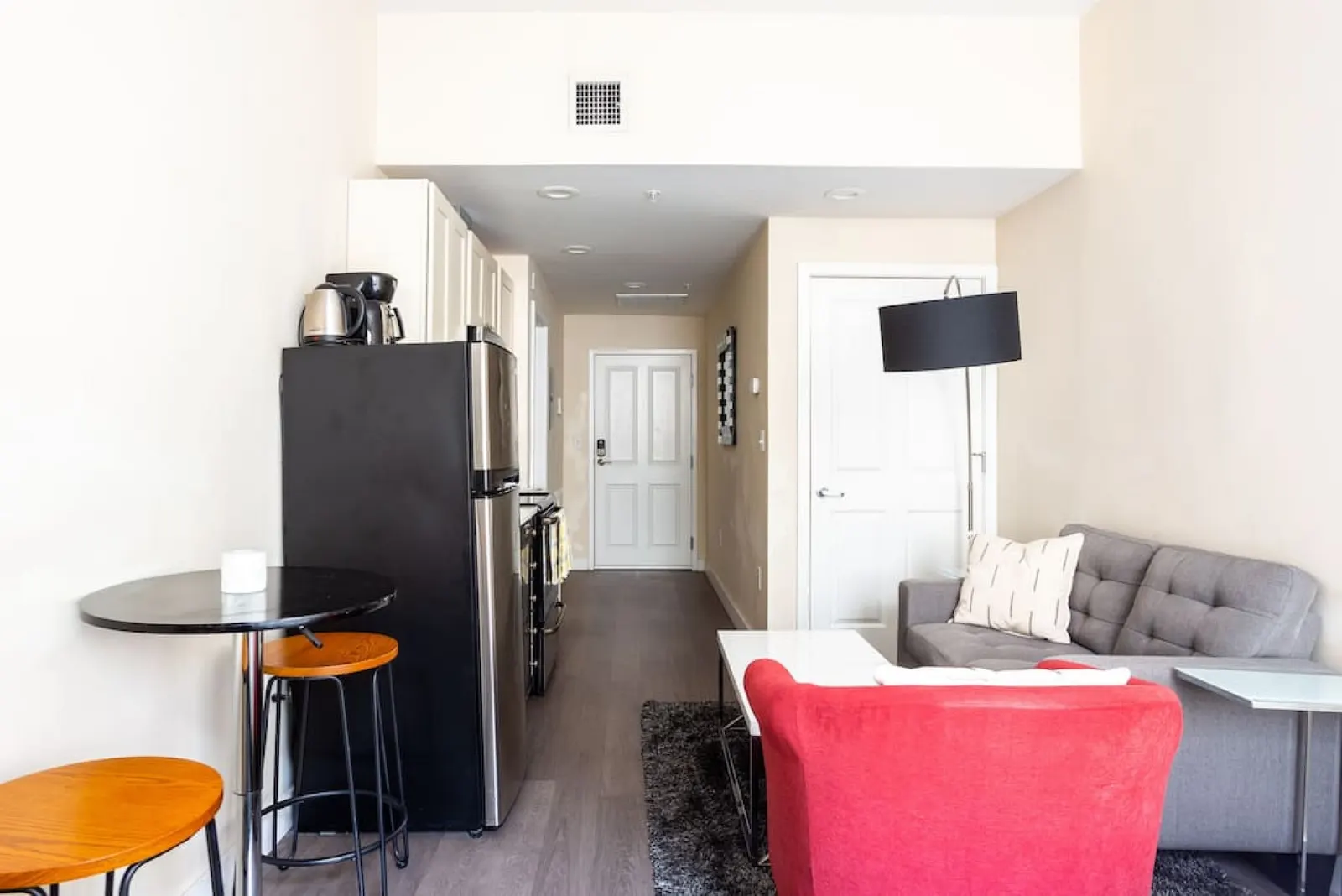 Center of Boston Studio Pet Friendly | Laundry — photo 3