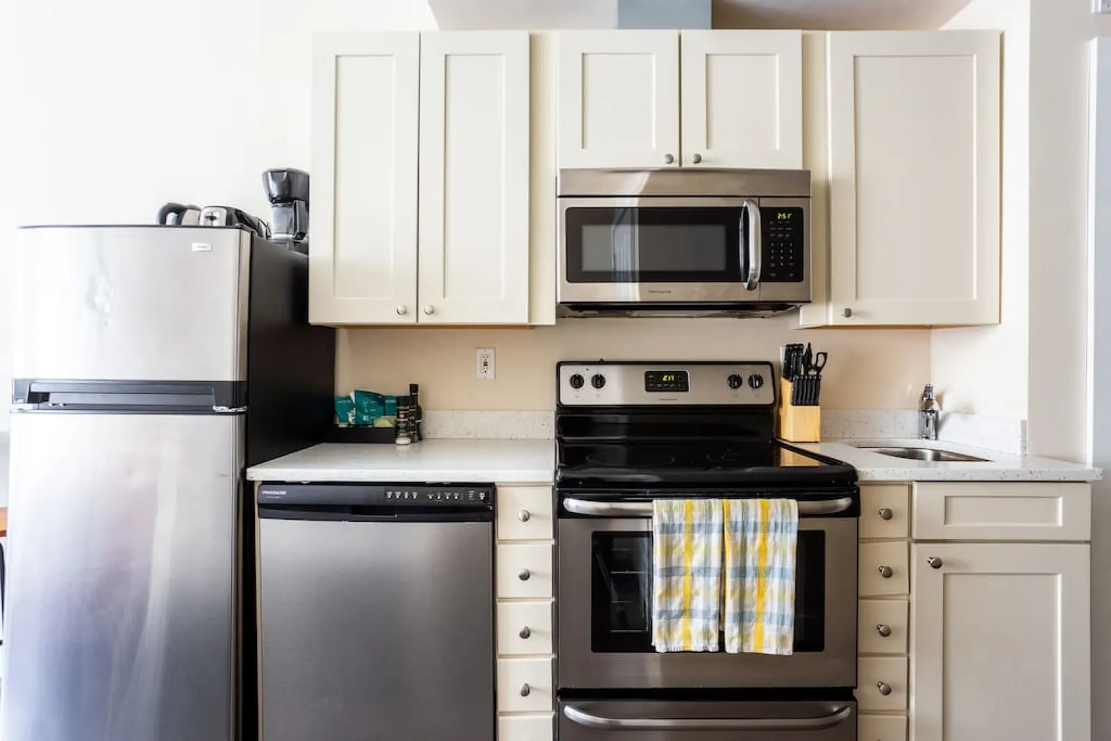 Center of Boston Studio Pet Friendly | Laundry — photo 4