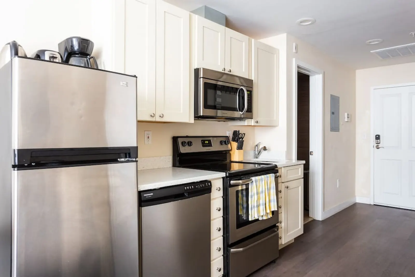 Center of Boston Studio Pet Friendly Laundry 6