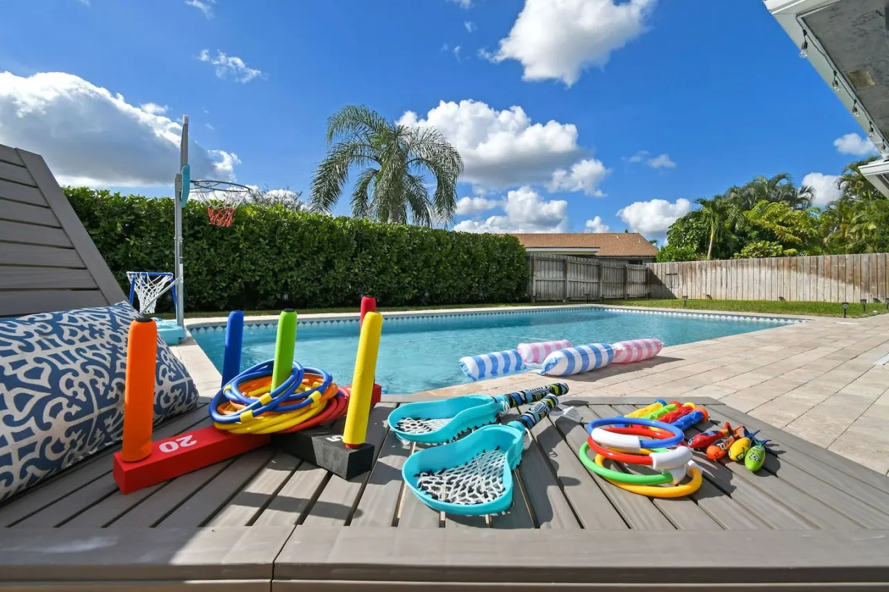 5BR Lux WEF Mins to Palm Beach Pool Home + Game Room *NEW Arcade + AC — photo 2
