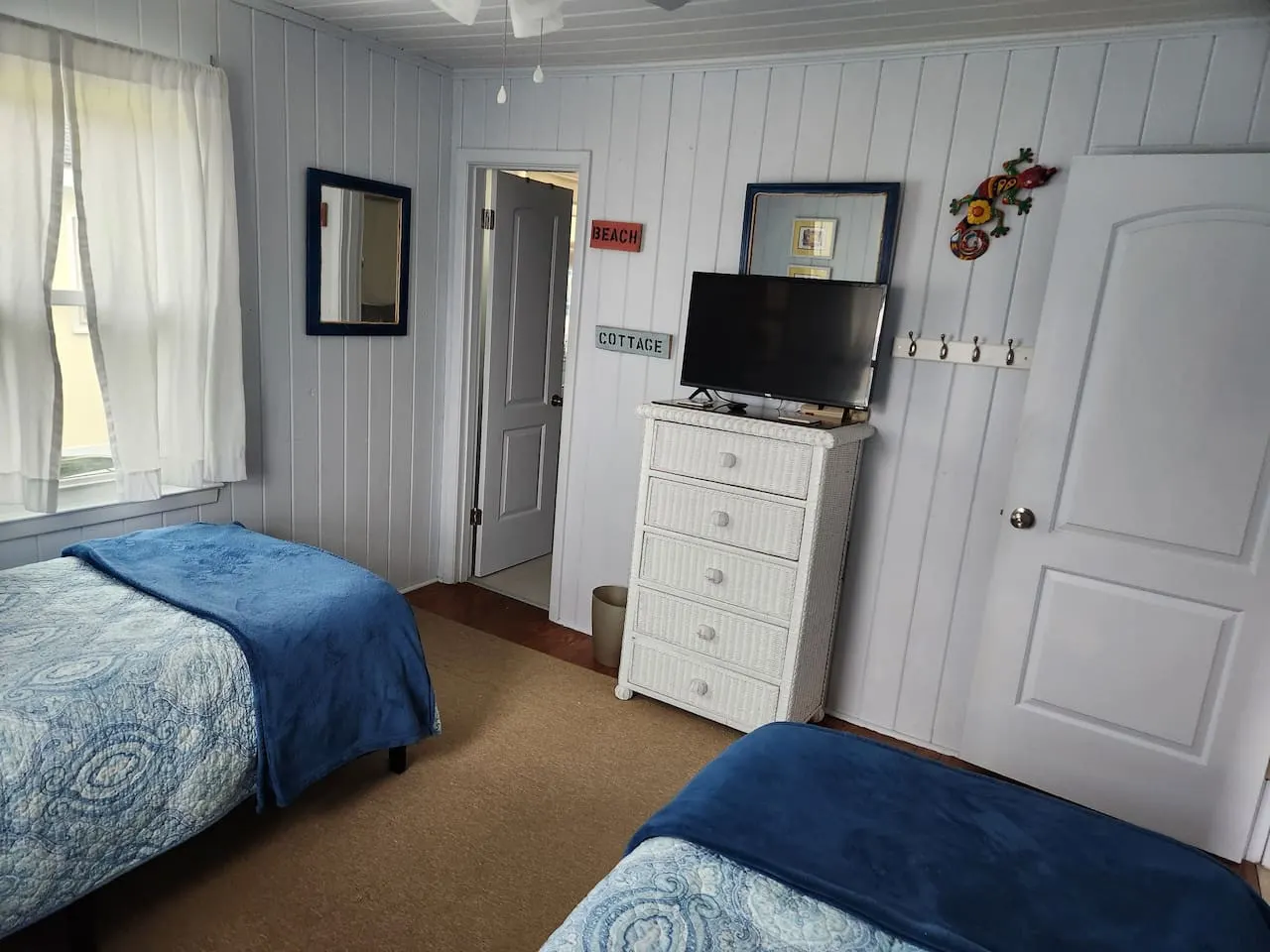 Beach Cottage OIB: a short walk to the beach 12