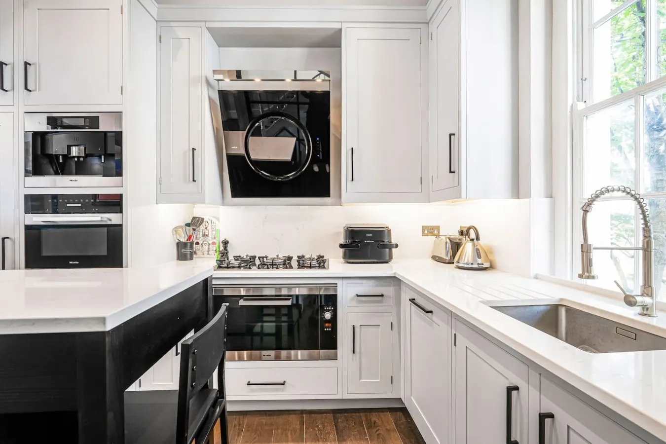 Knightsbridge Townhouse - Central AC & Sauna 14