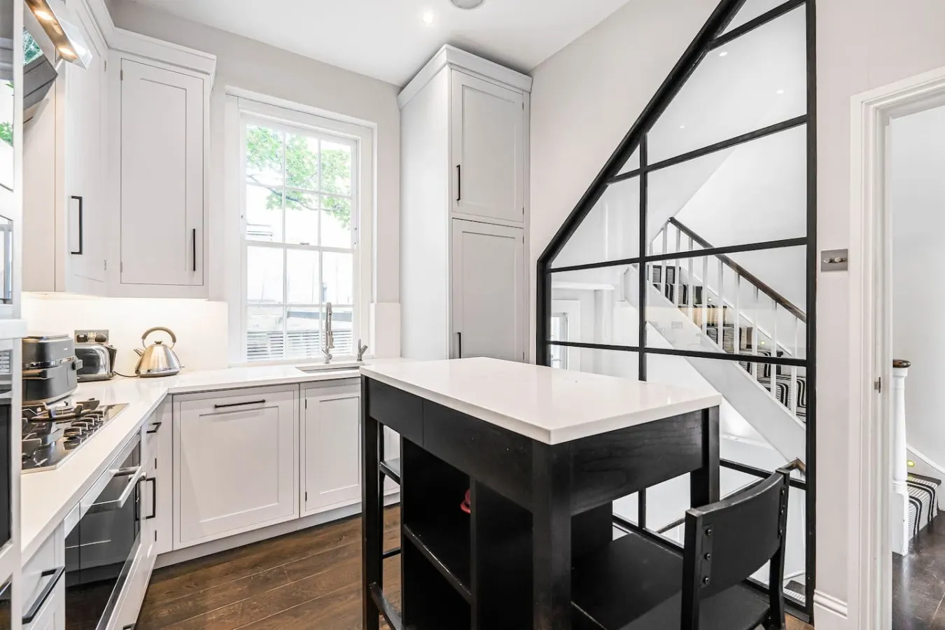 Knightsbridge Townhouse - Central AC & Sauna 17