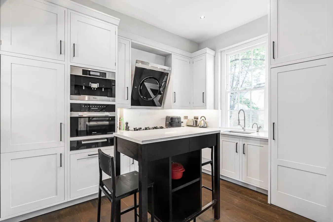 Knightsbridge Townhouse - Central AC & Sauna — photo 3