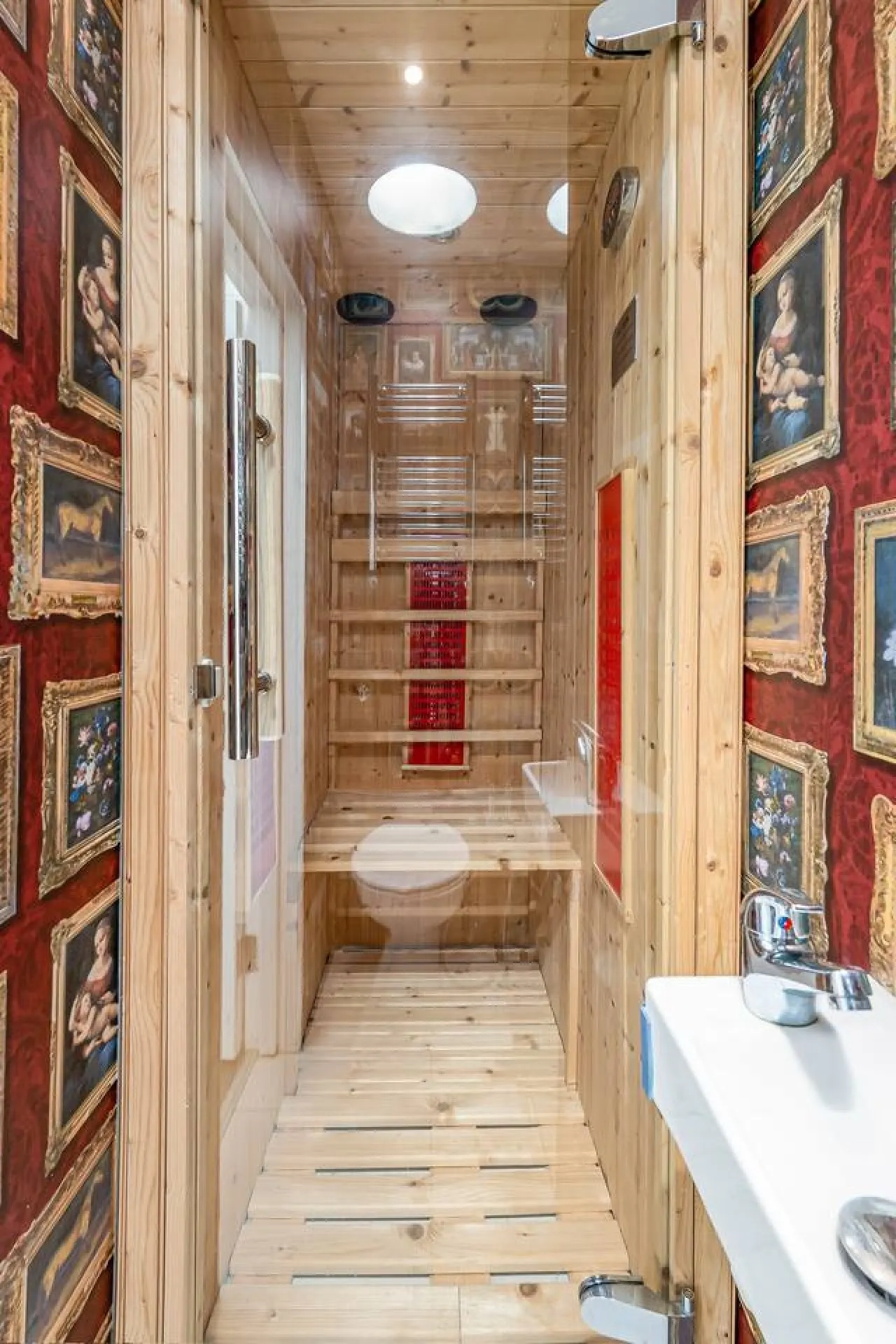 Knightsbridge Townhouse - Central AC & Sauna — photo 4