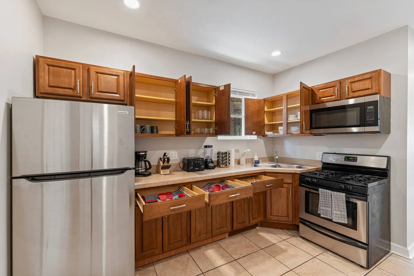 Modern 3BR Urban Retreat Near Med District & UIC 9