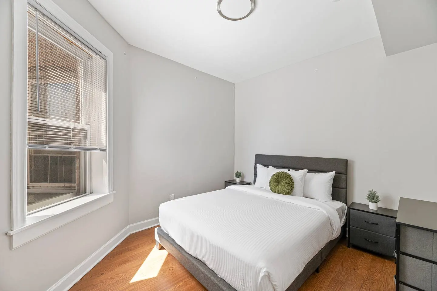 Modern 3BR Urban Retreat Near Med District & UIC 12