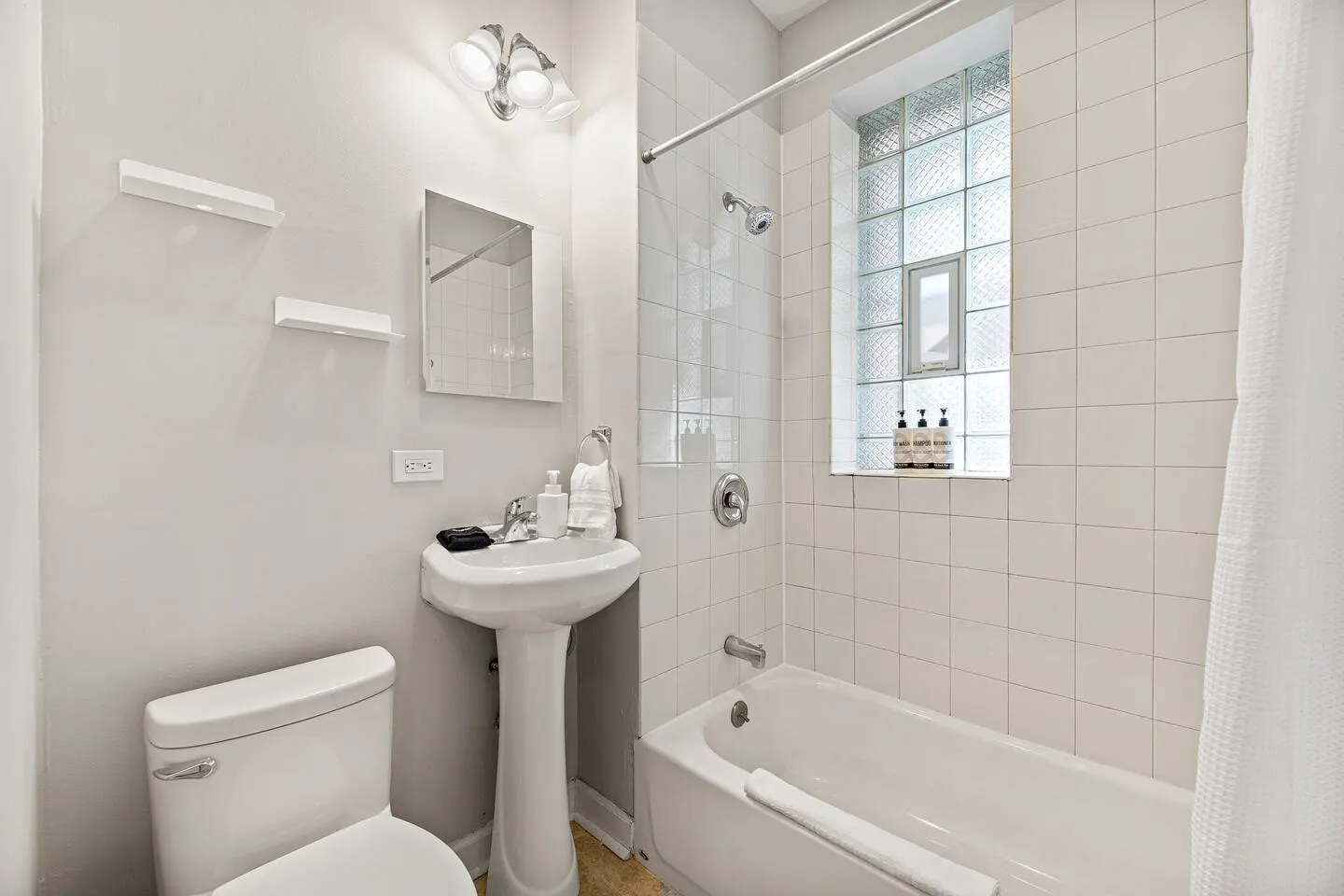 Modern 3BR Urban Retreat Near Med District & UIC 14