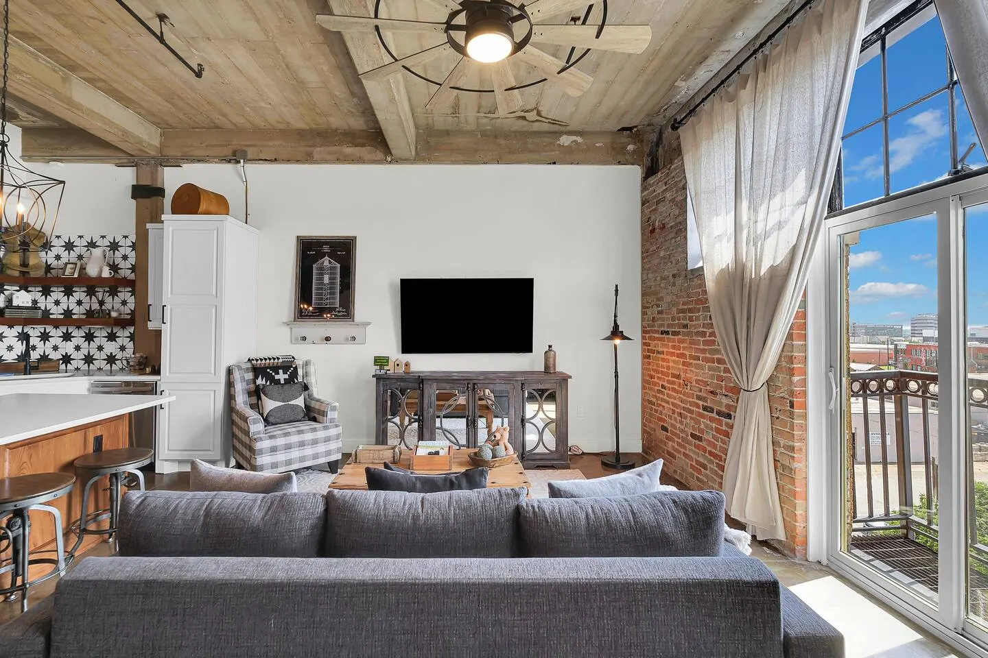 Skyscape- Lofted Luxury Condo Waco/Baylor/Downtown — photo 4