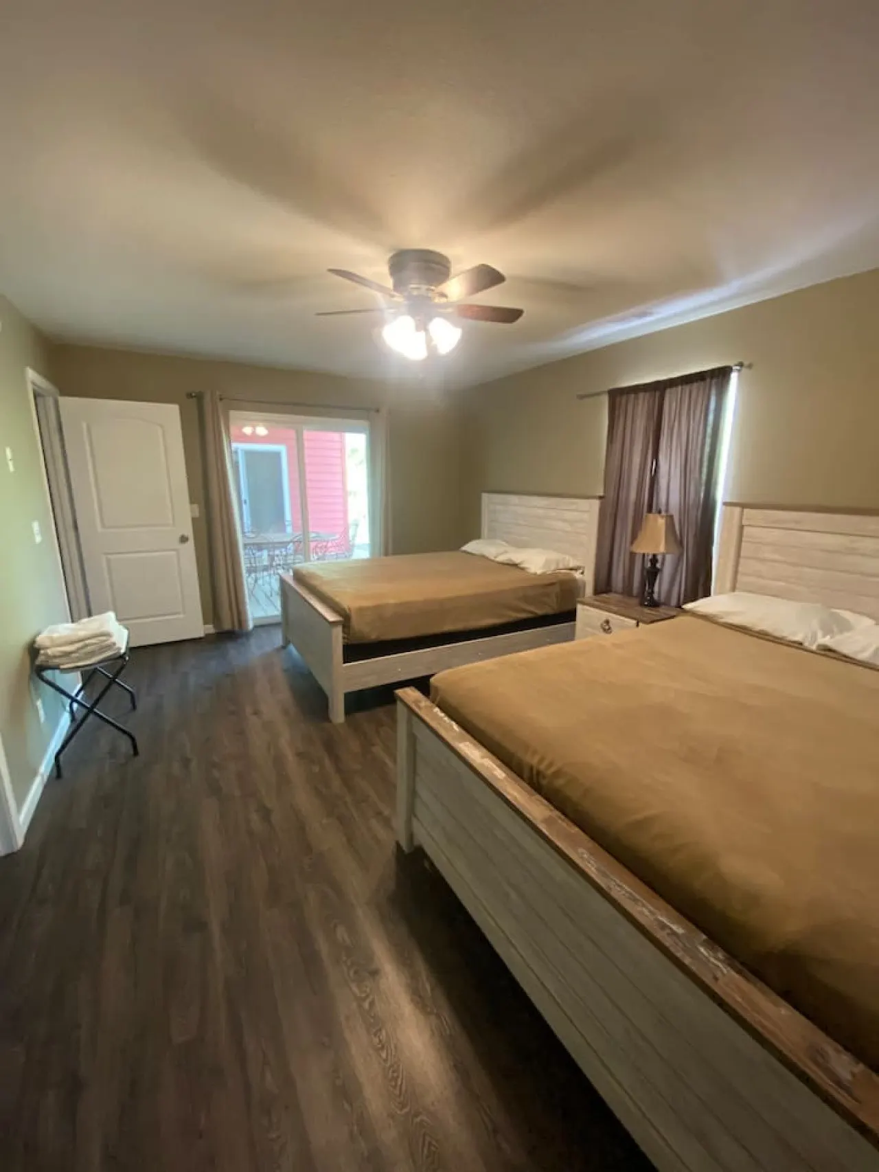 Red Cabin Sleep 16-PArties welcomed! 4