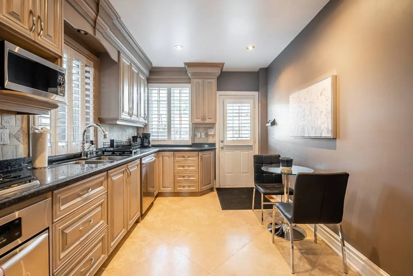 Stylish 3BR House Trendy Bloor West Sleeps 5 15