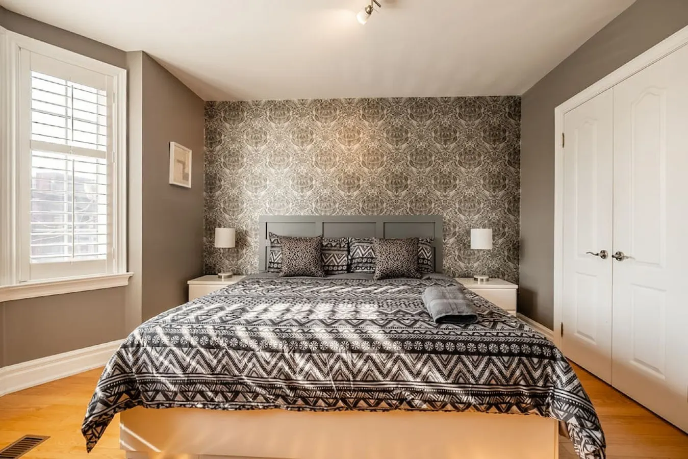 Stylish 3BR House Trendy Bloor West Sleeps 5 20