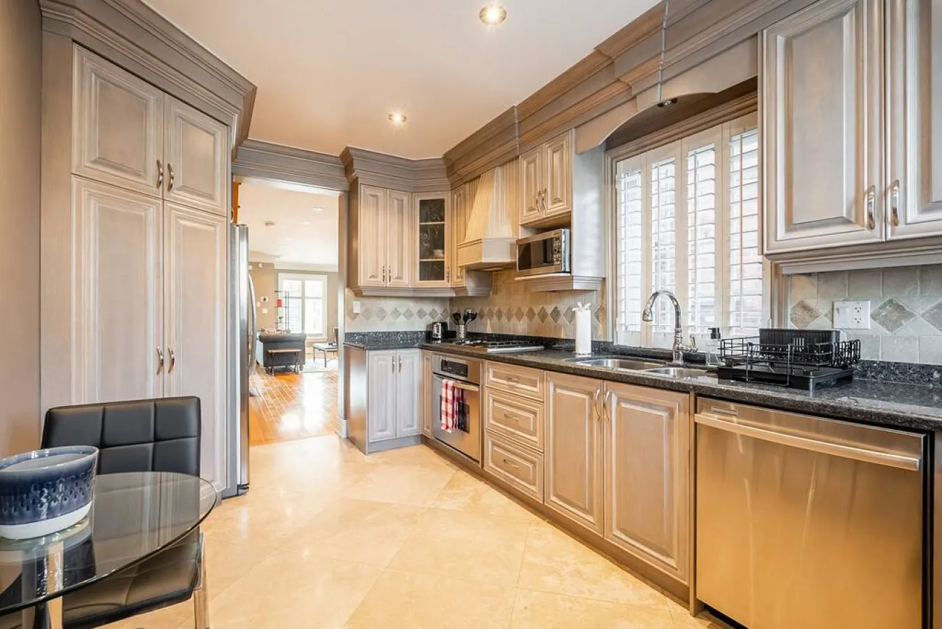 Stylish 3BR House Trendy Bloor West Sleeps 5 3