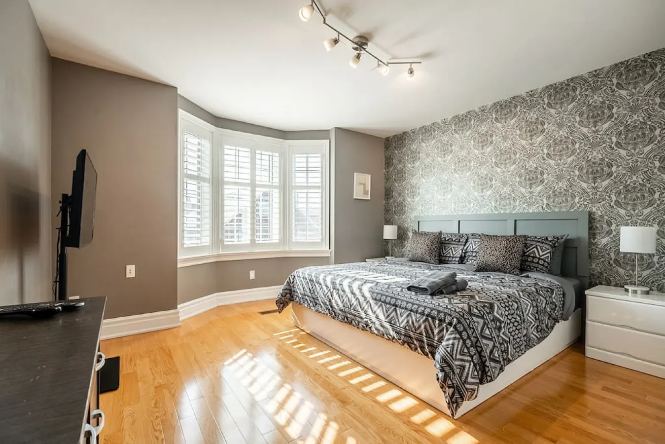 Stylish 3BR House Trendy Bloor West Sleeps 5 4