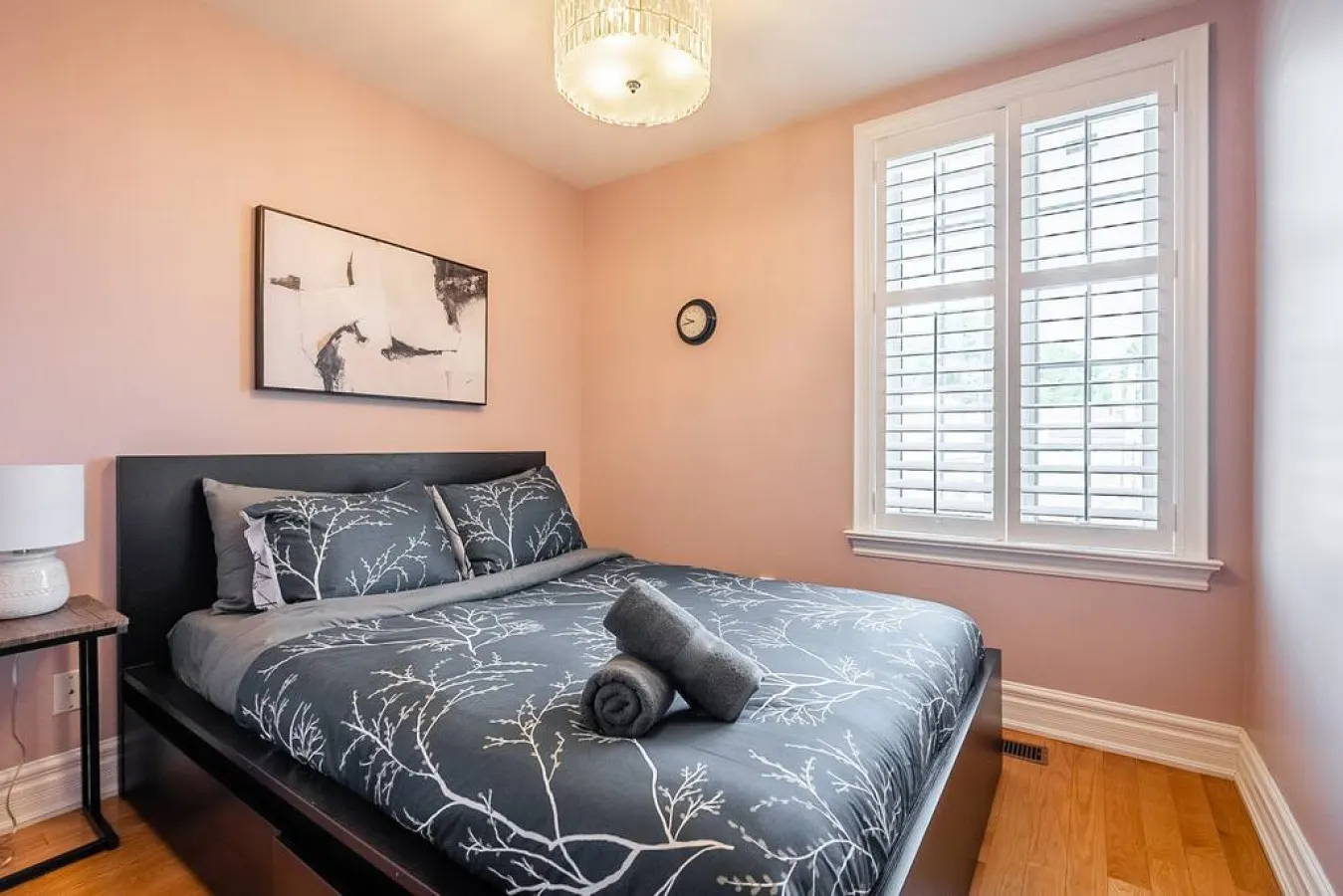 Stylish 3BR House Trendy Bloor West Sleeps 5 5