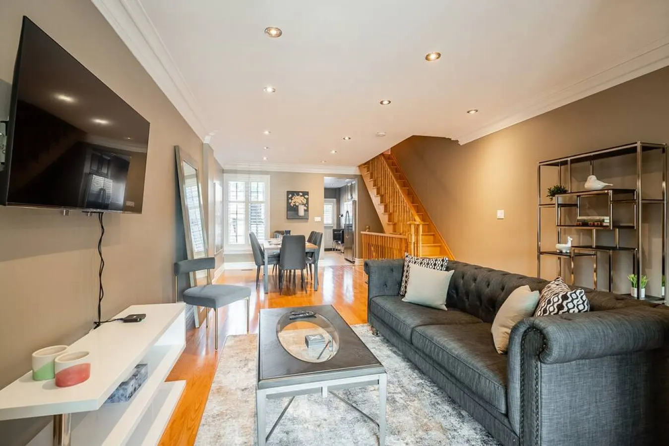 Stylish 3BR House Trendy Bloor West Sleeps 5 6