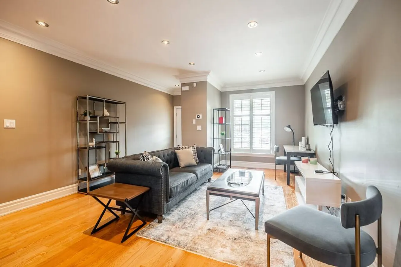 Stylish 3BR House Trendy Bloor West Sleeps 5 7