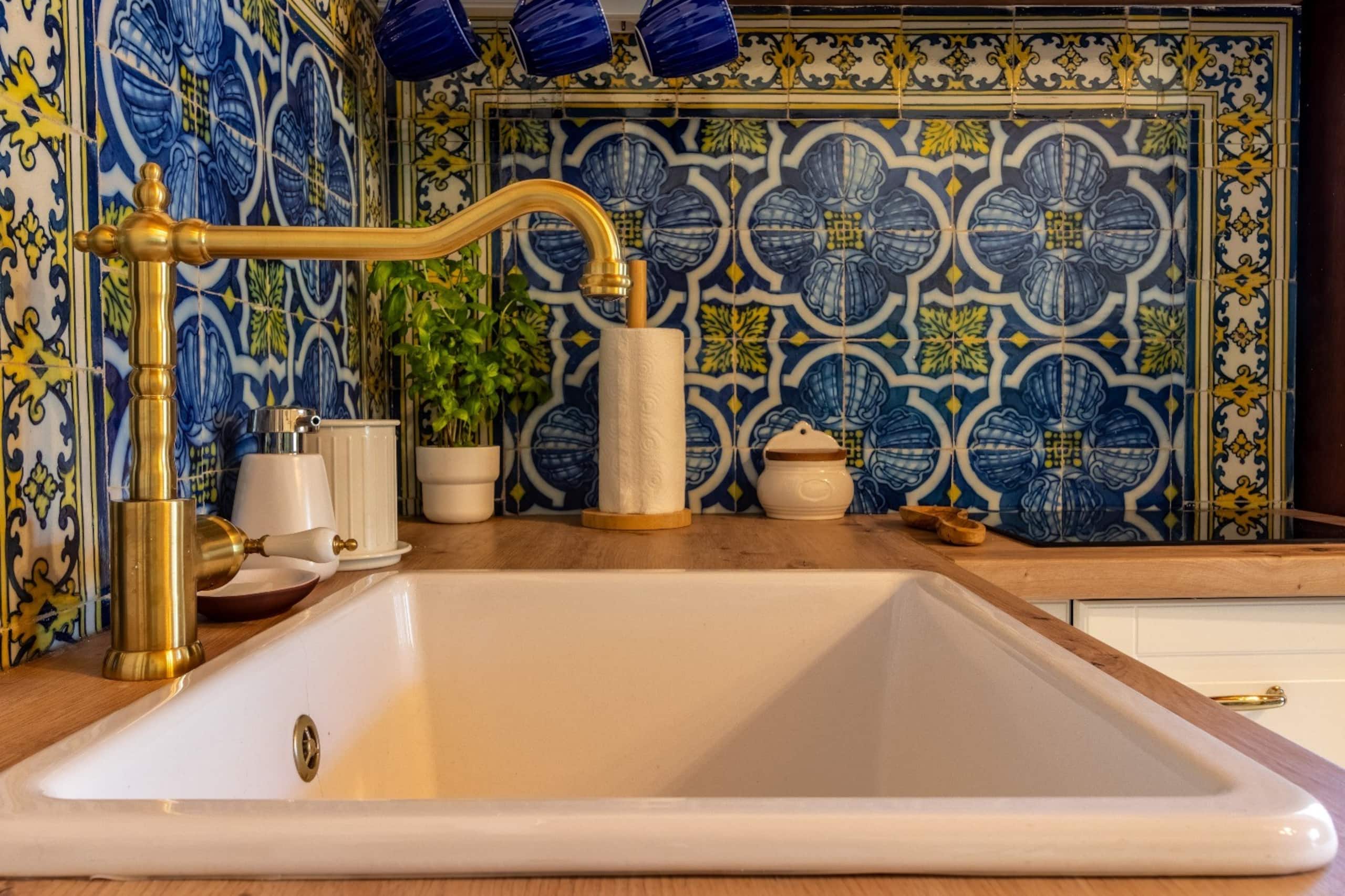 Beautiful tiles 5 min to beach Free Park Street 17