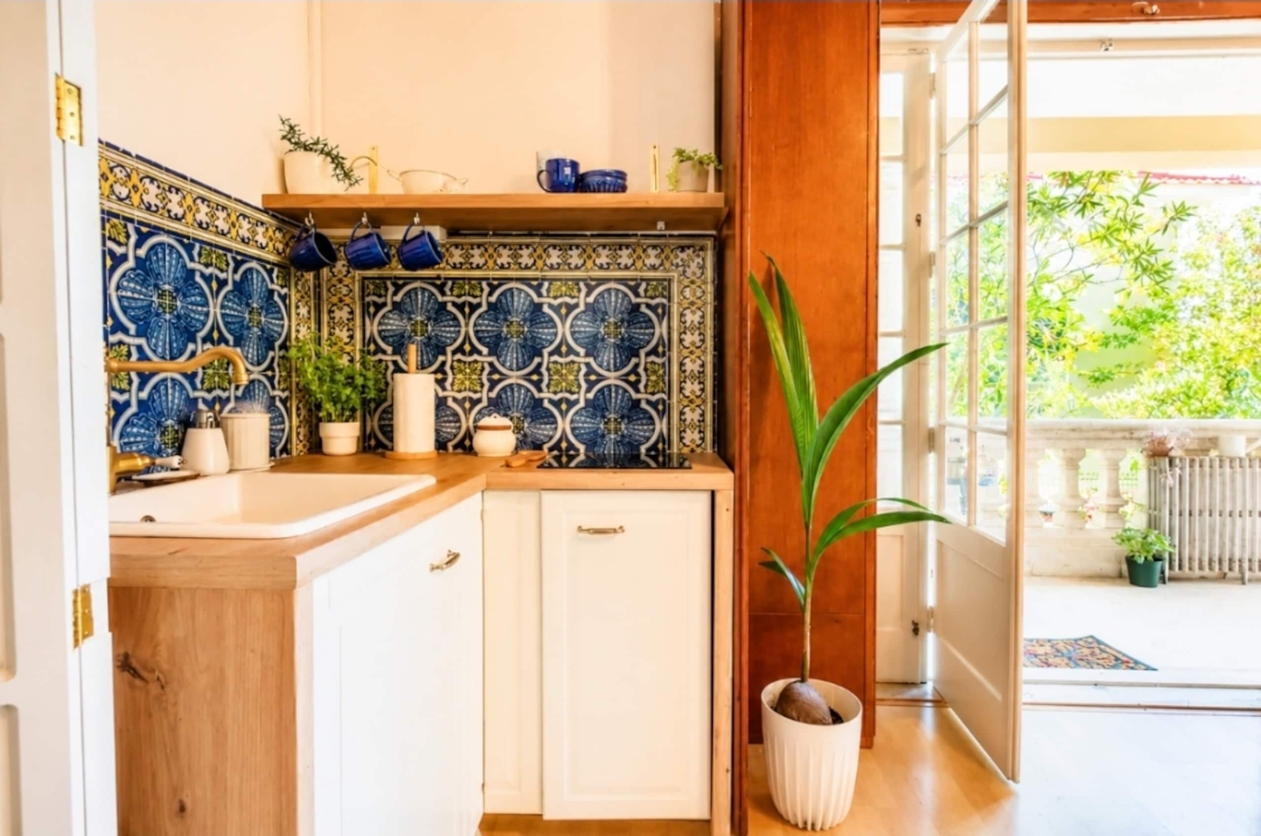 Beautiful tiles 5 min to beach Free Park Street 13