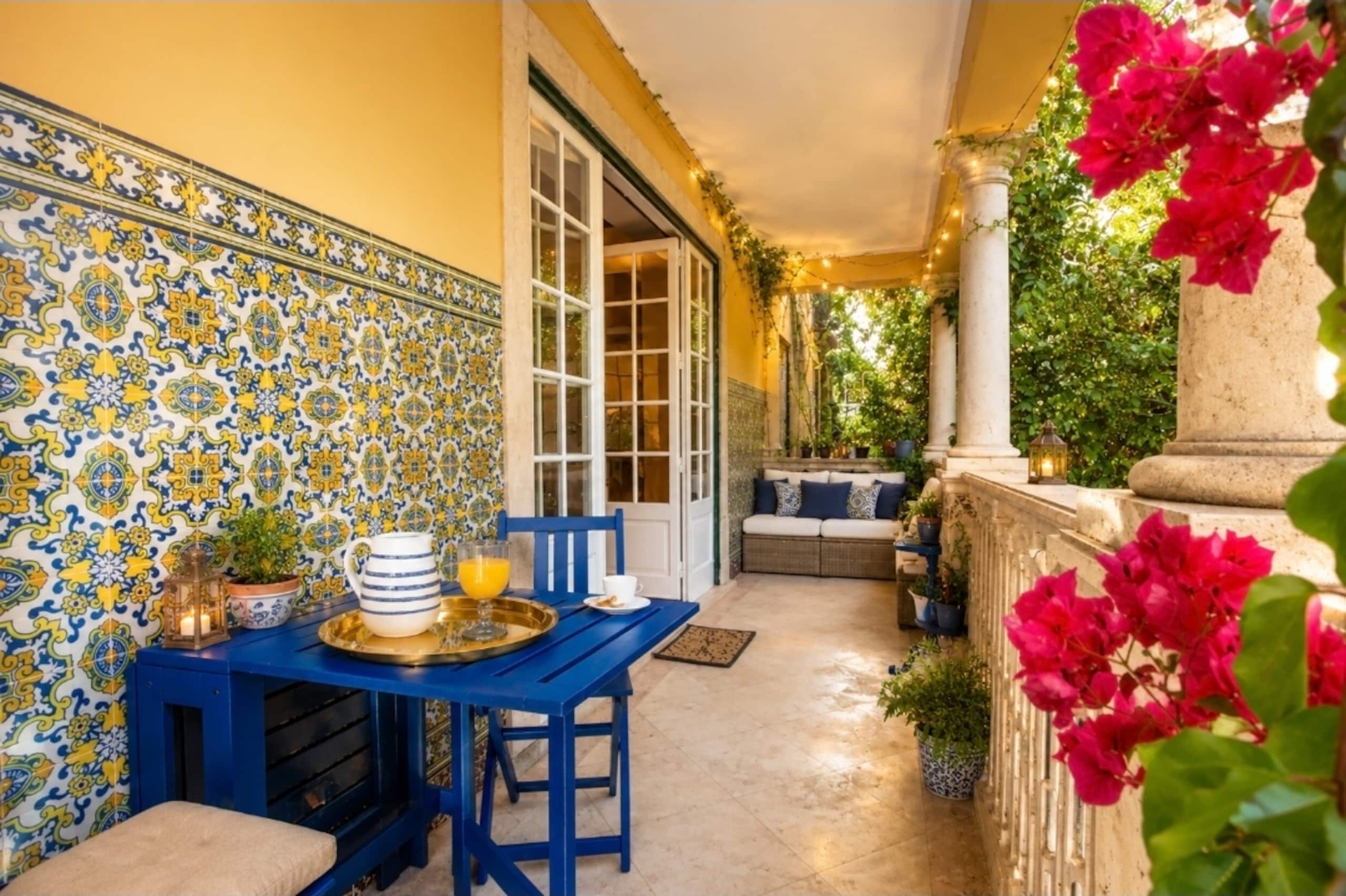Beautiful tiles 5 min to beach Free Park Street 33