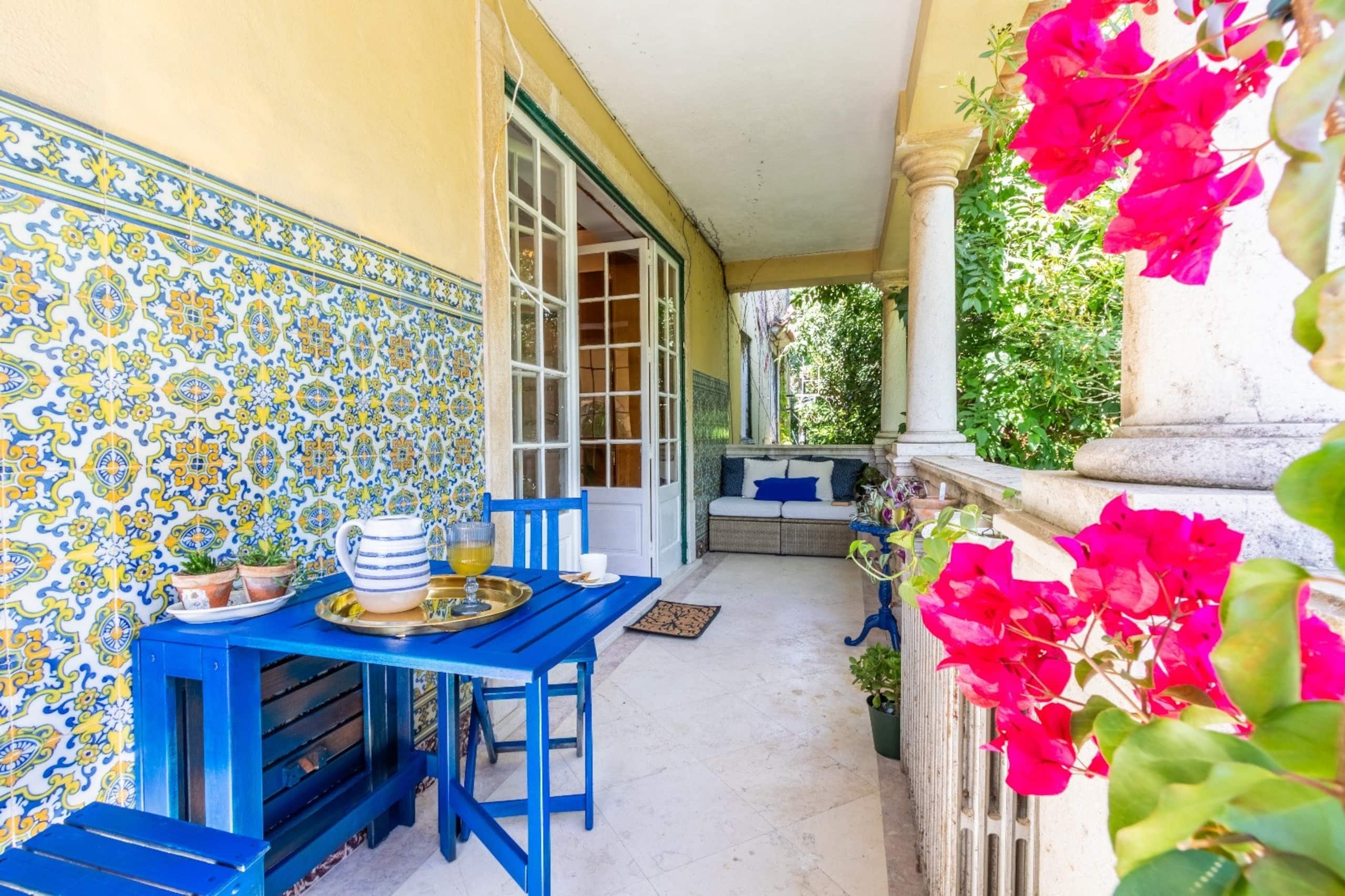 Beautiful tiles 5 min to beach Free Park Street 2