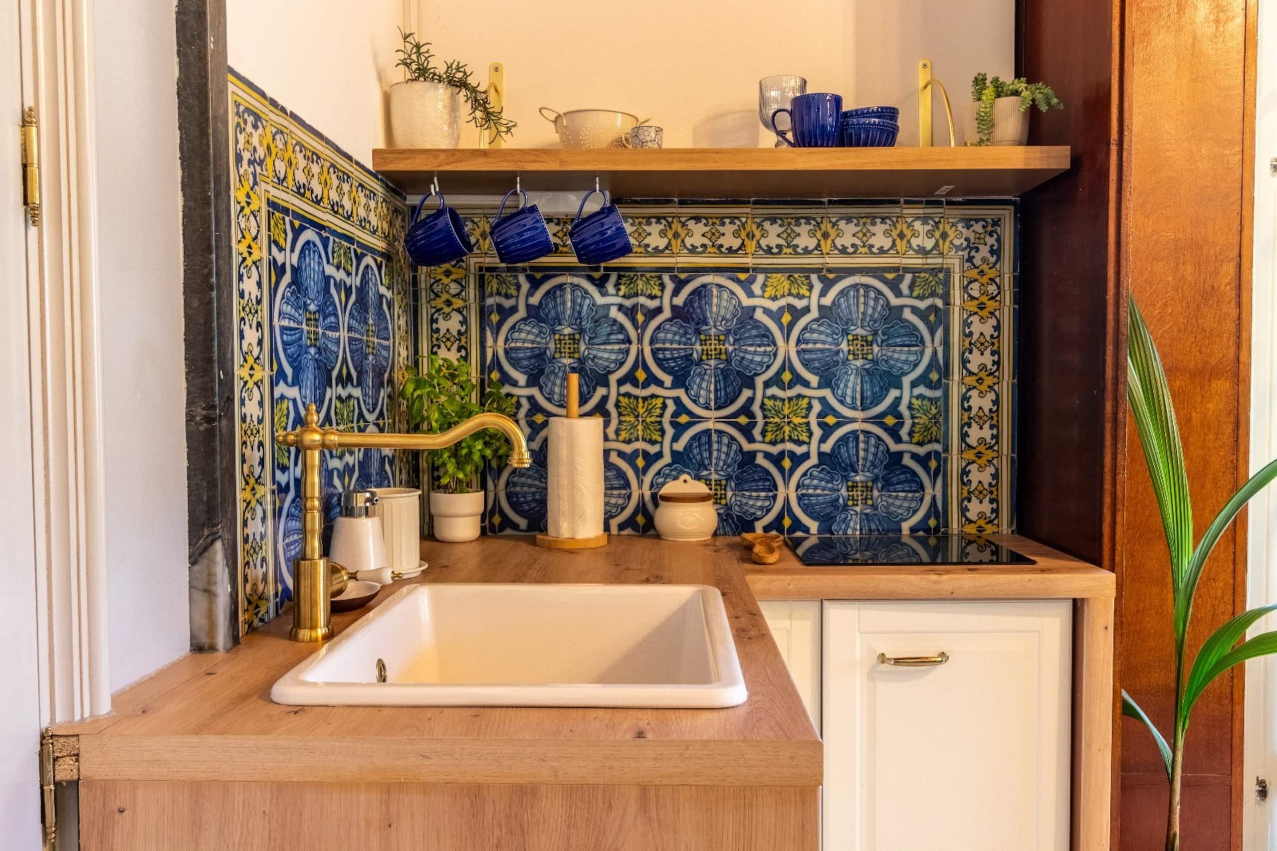 Beautiful tiles 5 min to beach Free Park Street 15