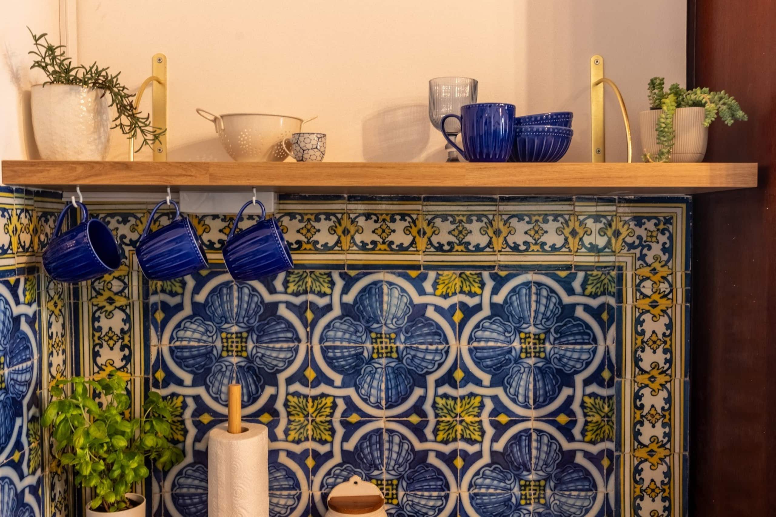 Beautiful tiles 5 min to beach Free Park Street 16