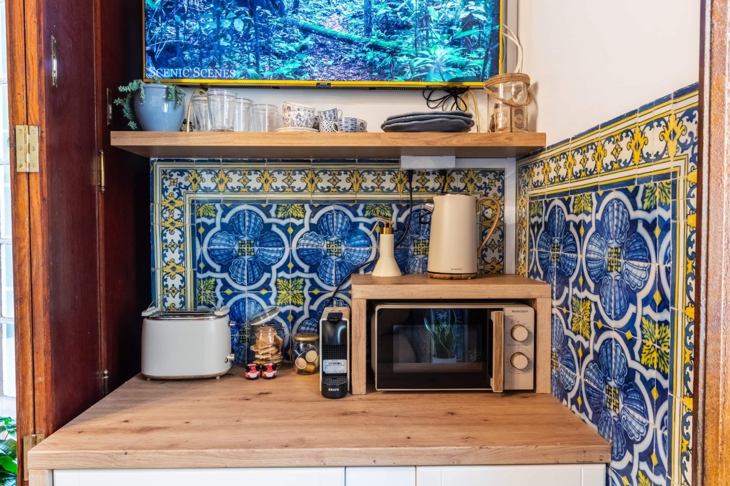 Beautiful tiles 5 min to beach Free Park Street 14