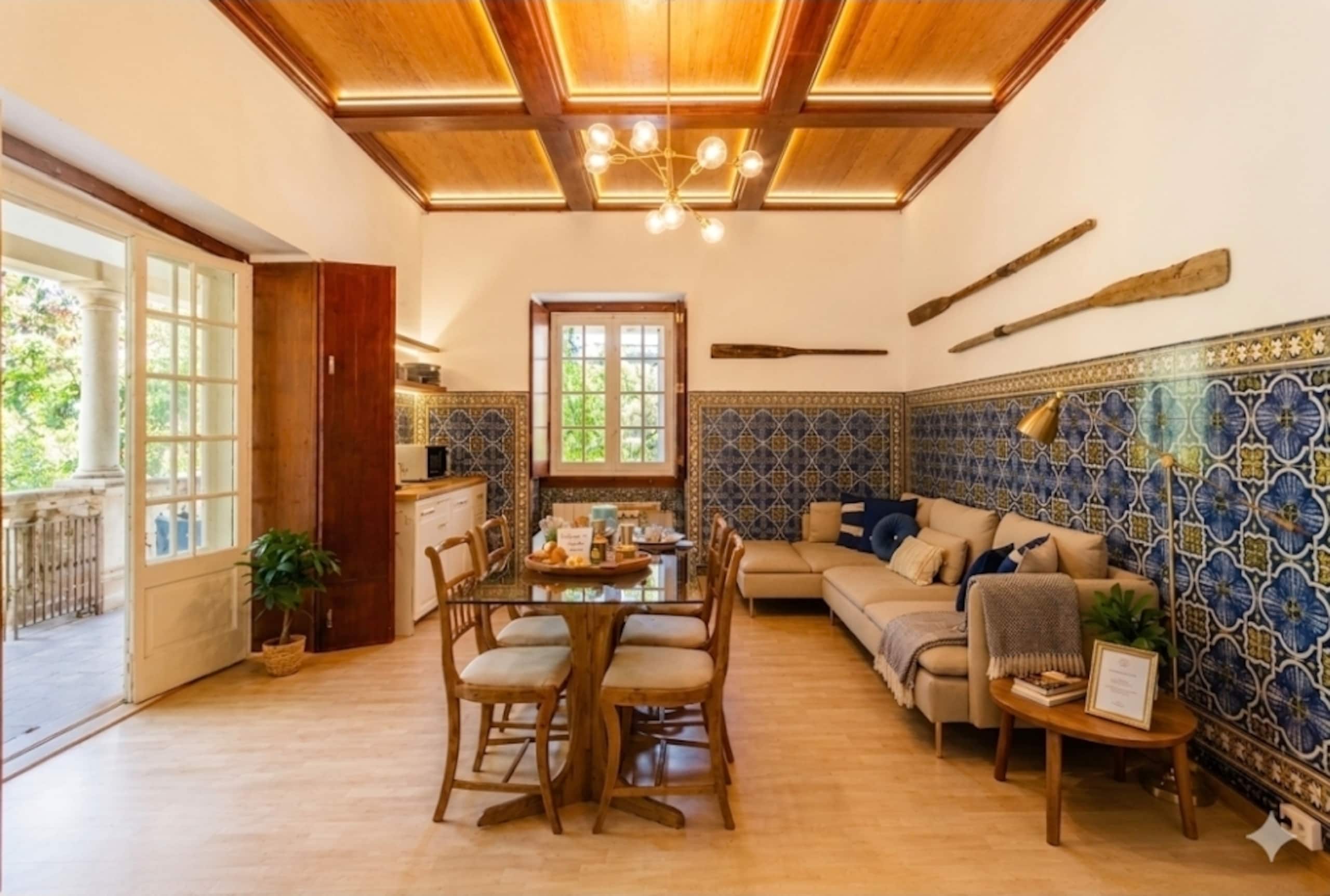 Beautiful tiles 5 min to beach Free Park Street 9