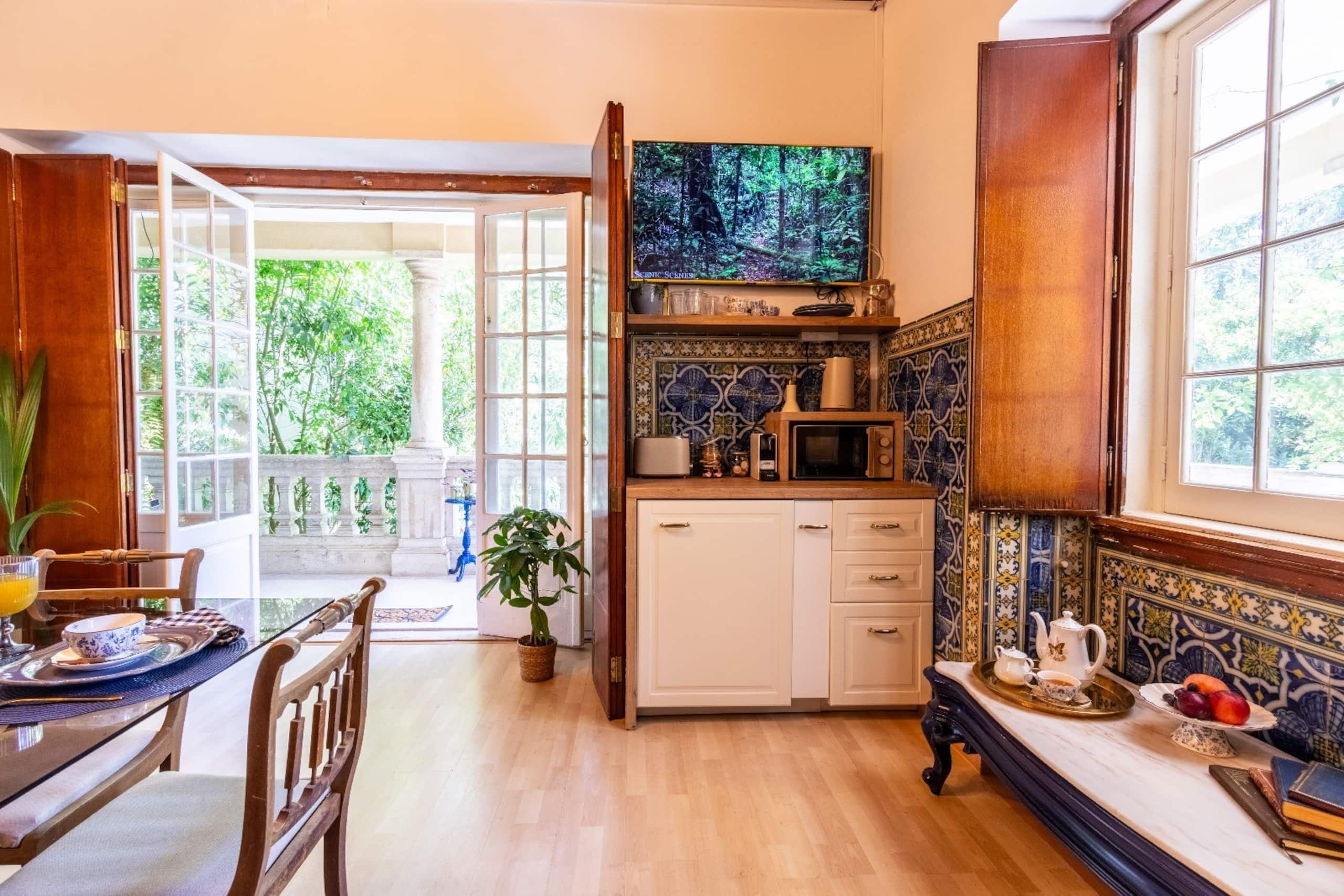 Beautiful tiles 5 min to beach Free Park Street 22