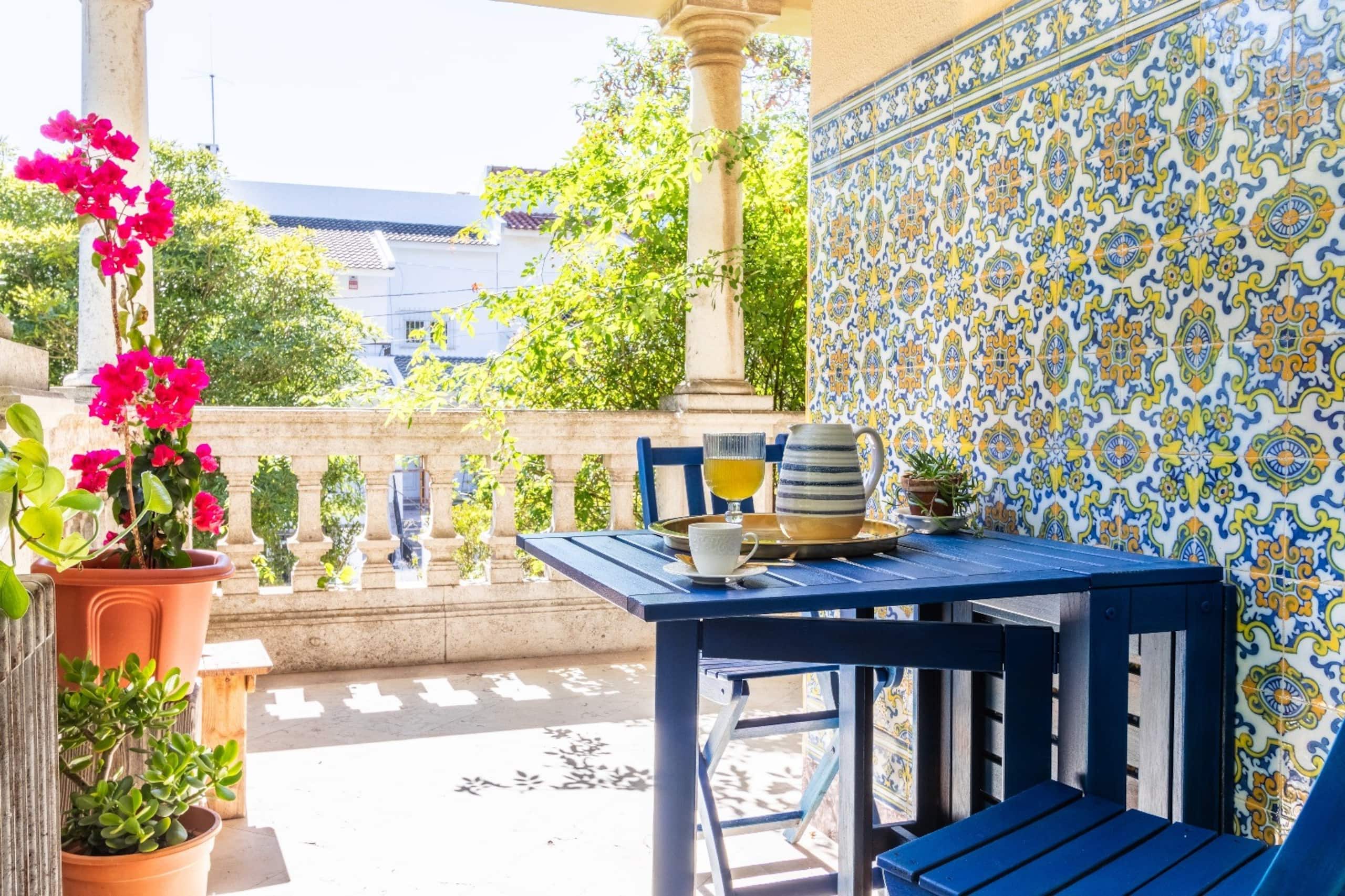 Beautiful tiles 5 min to beach Free Park Street 37