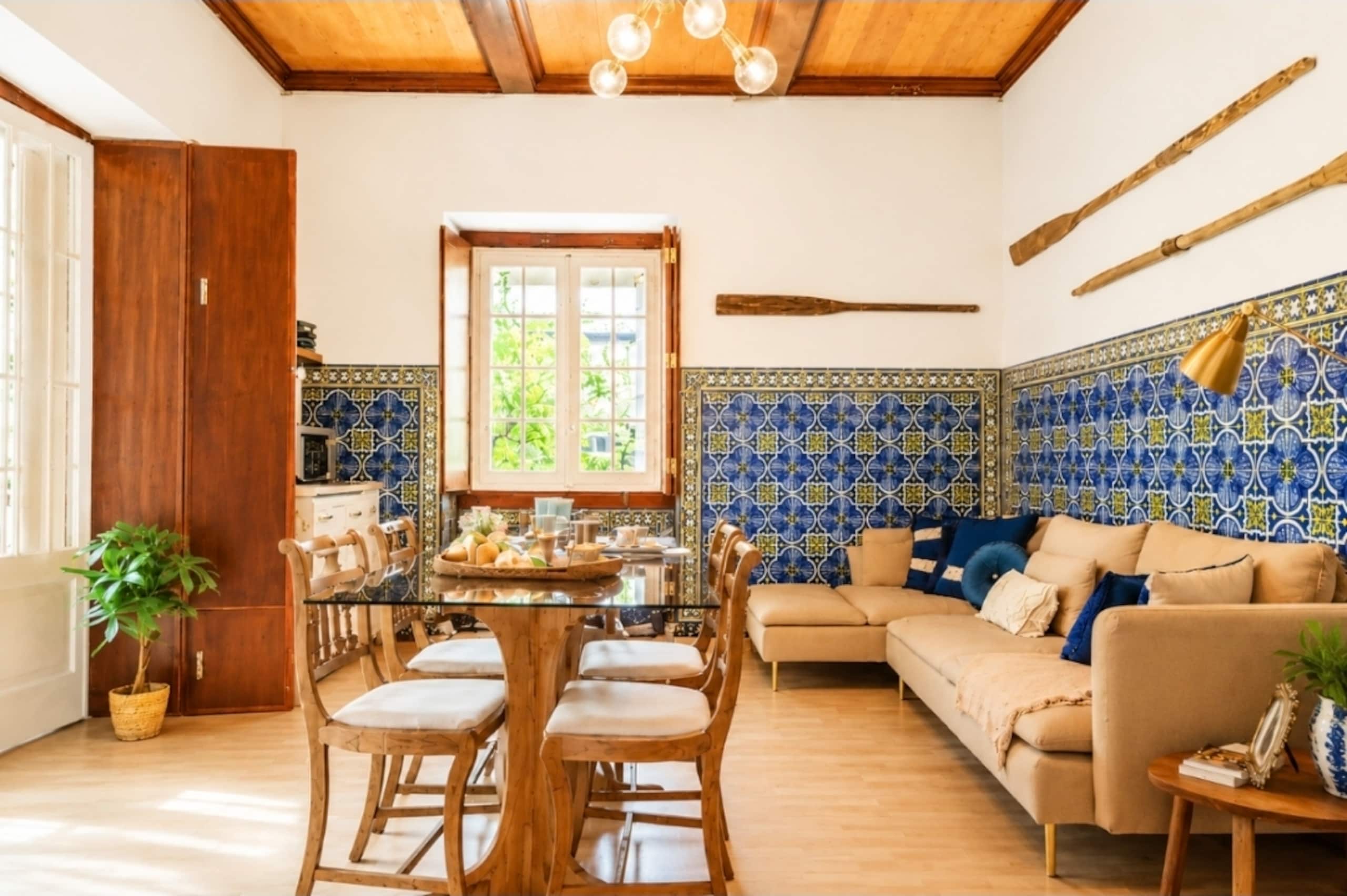 Beautiful tiles 5 min to beach Free Park Street 11