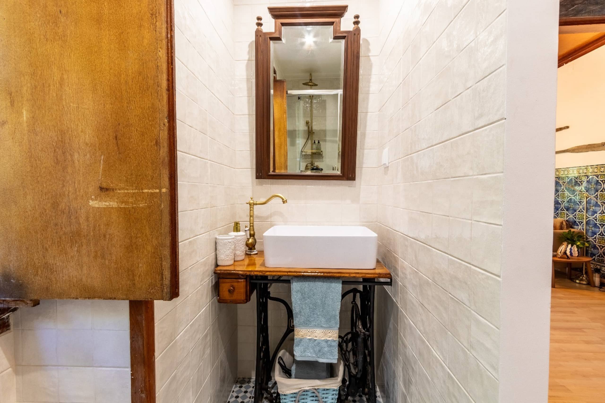 Beautiful tiles 5 min to beach Free Park Street 31