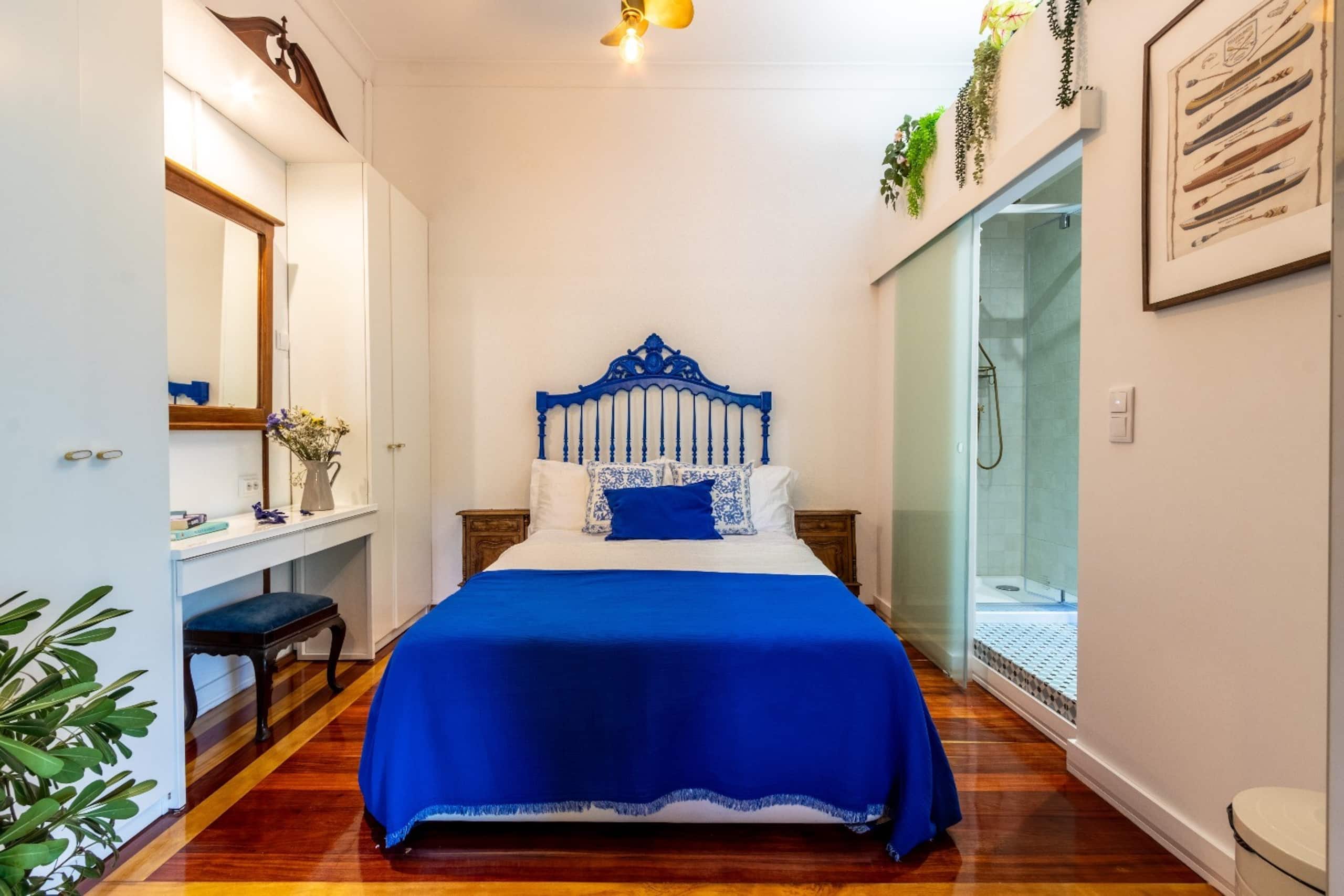 Beautiful tiles 5 min to beach Free Park Street 25