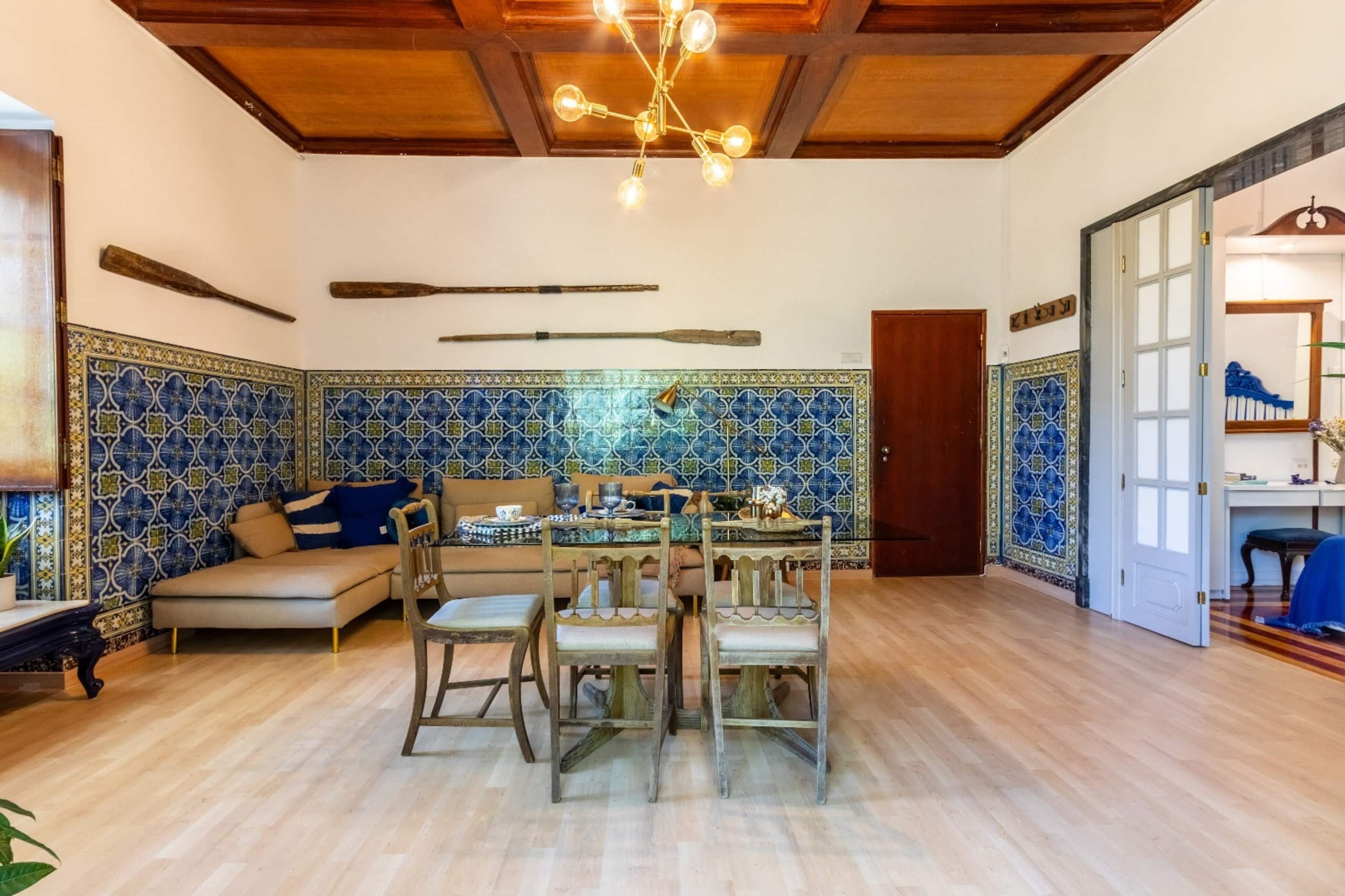 Beautiful tiles 5 min to beach Free Park Street 21