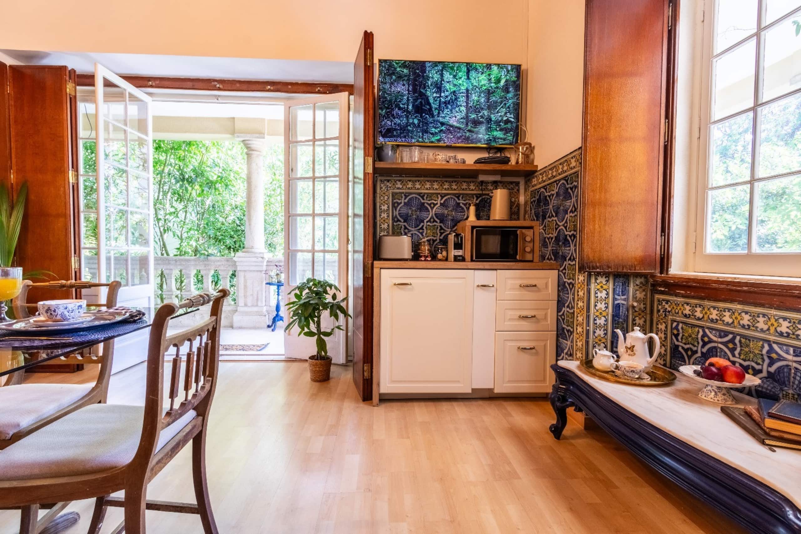 Beautiful tiles 5 min to beach Free Park Street 20