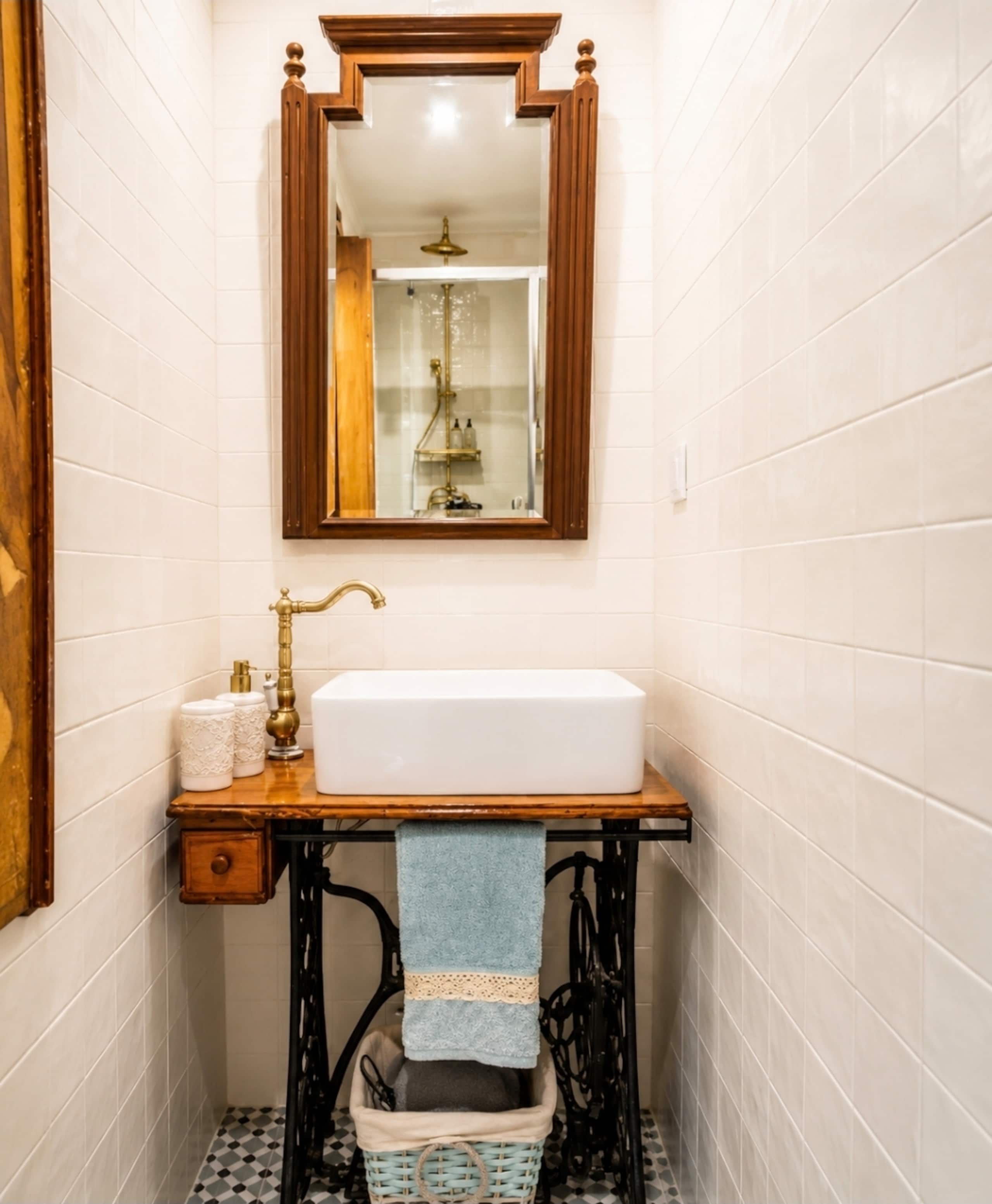 Beautiful tiles 5 min to beach Free Park Street 28