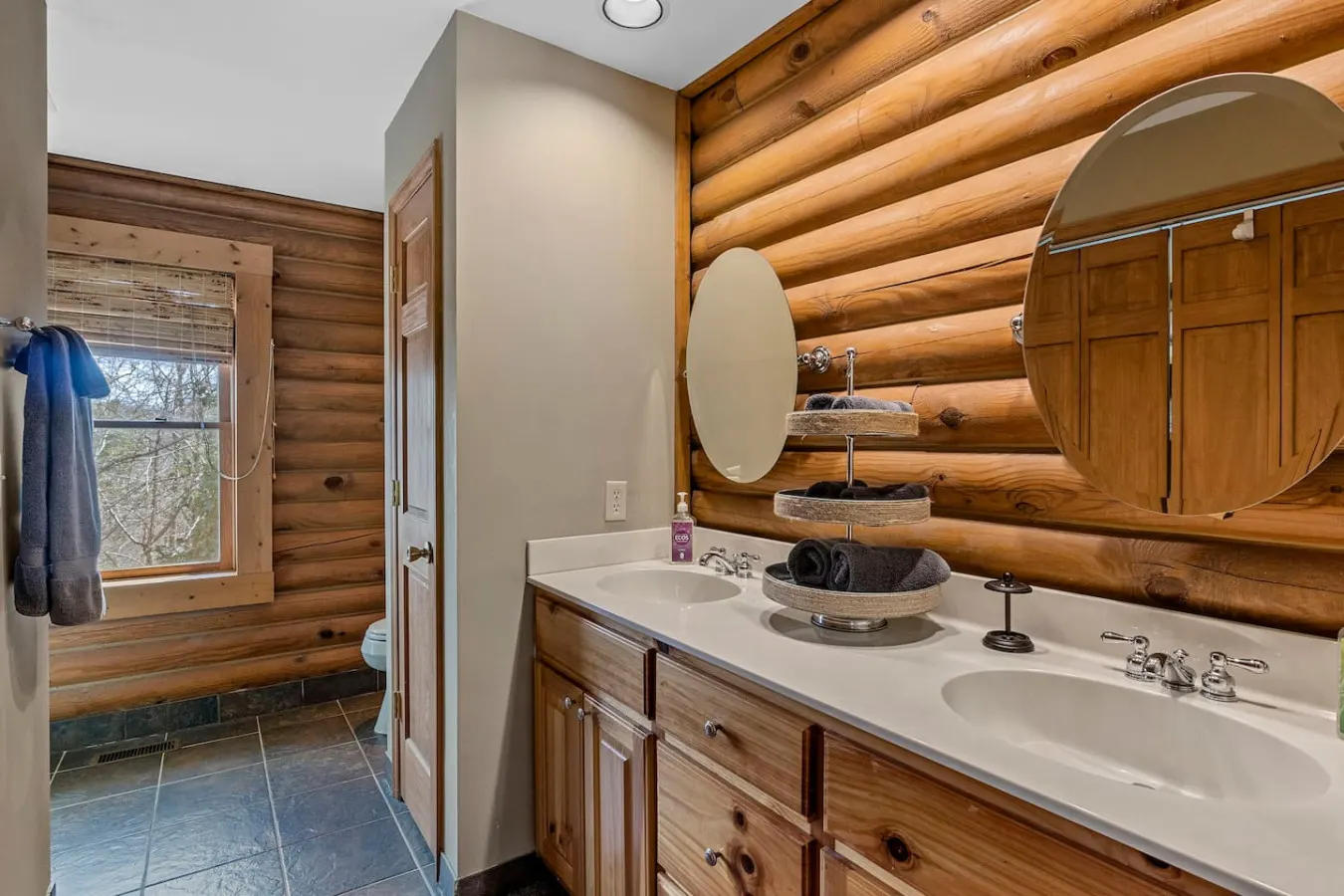 Modern Log Cabin Fireplace, Pool Table, Mtn View 13
