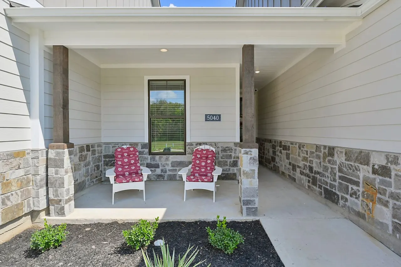 12th Man Hideout w/ Private Backyard 2