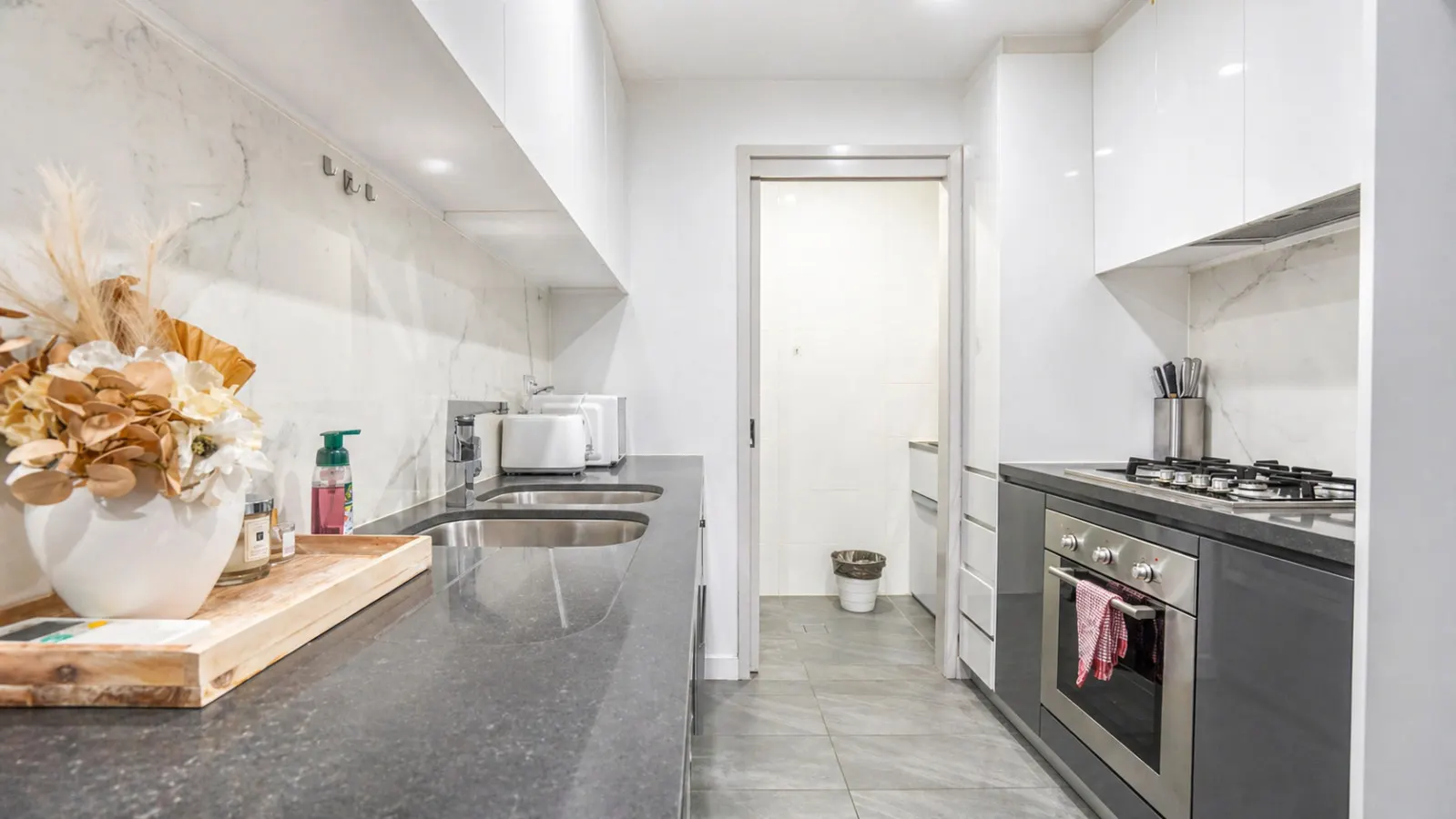 Waterloo 2BR/2BA Pool, Parking, Near Green Sq 10