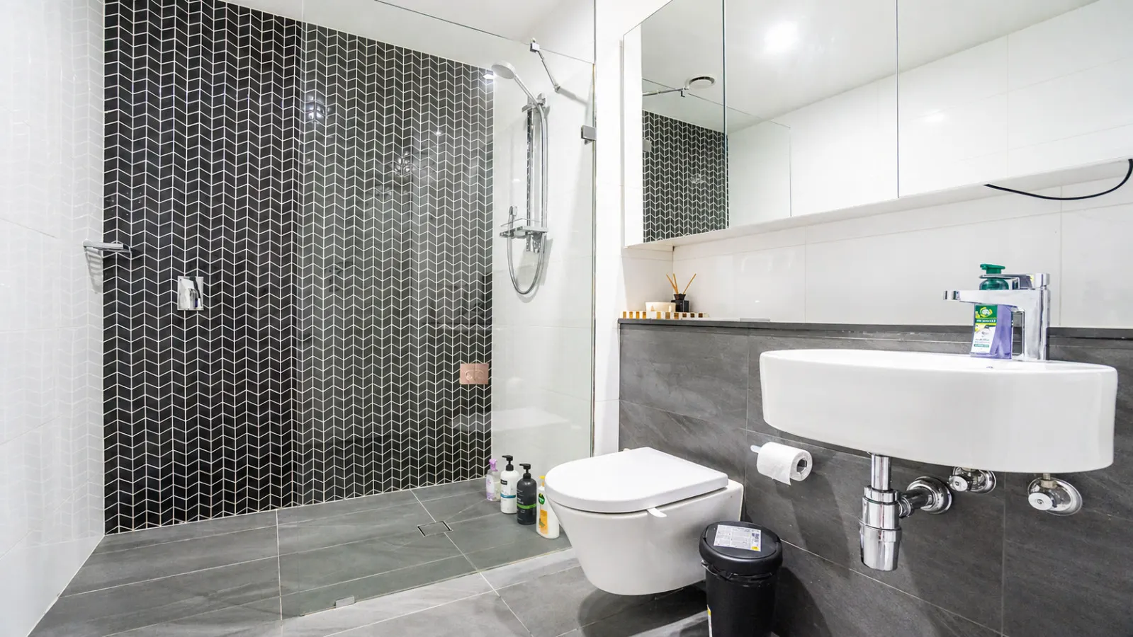 Waterloo 2BR/2BA Pool, Parking, Near Green Sq 13