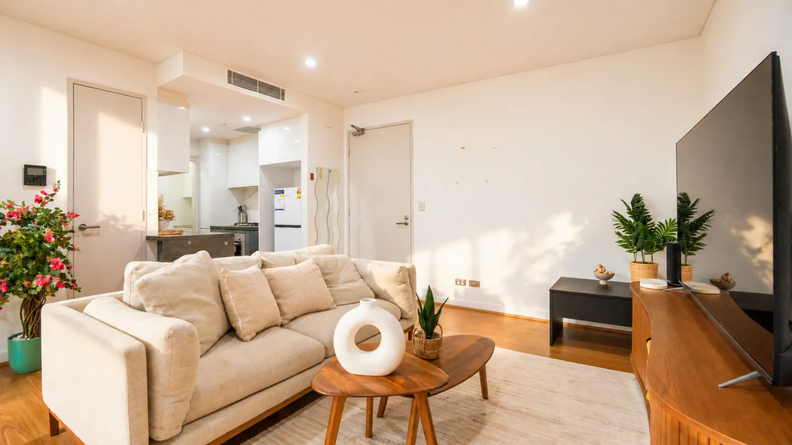 Waterloo 2BR/2BA | Pool, Parking, Near Green Sq — photo 3