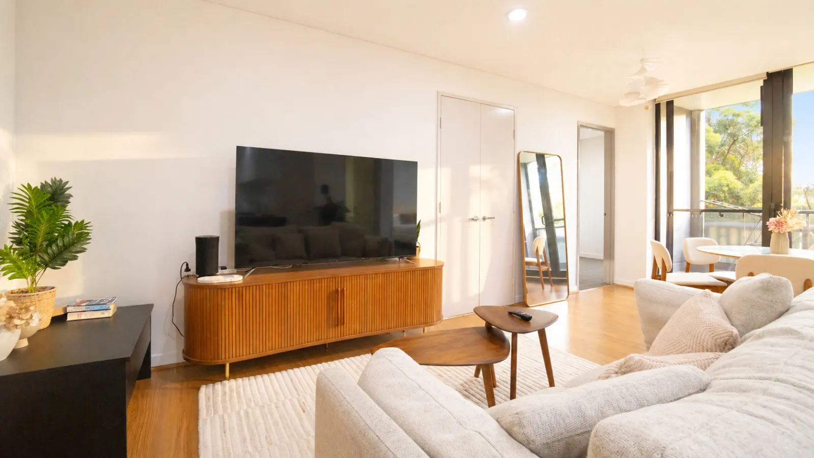 Waterloo 2BR/2BA | Pool, Parking, Near Green Sq — photo 4