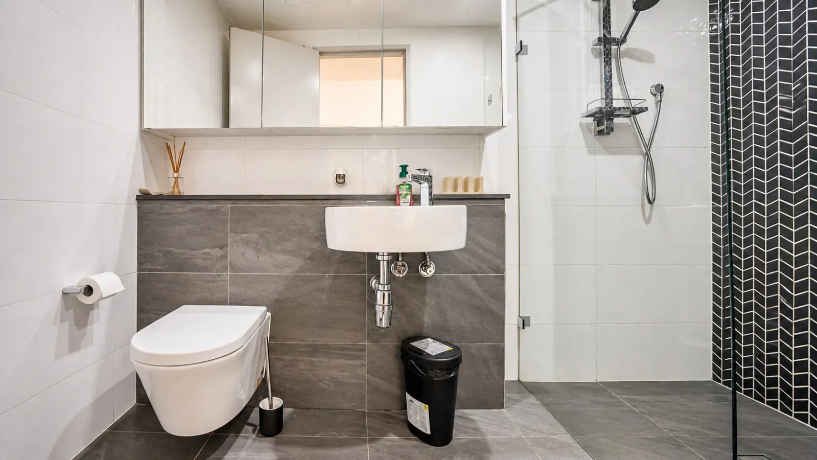 Waterloo 2BR/2BA | Pool, Parking, Near Green Sq — photo 5