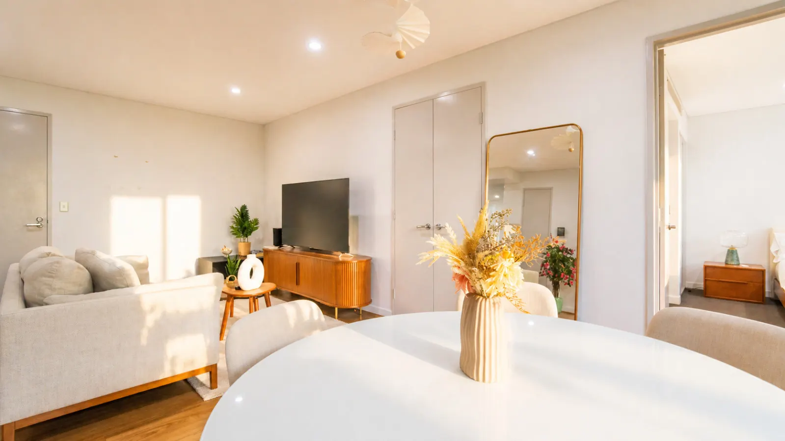 Waterloo 2BR/2BA Pool, Parking, Near Green Sq 8