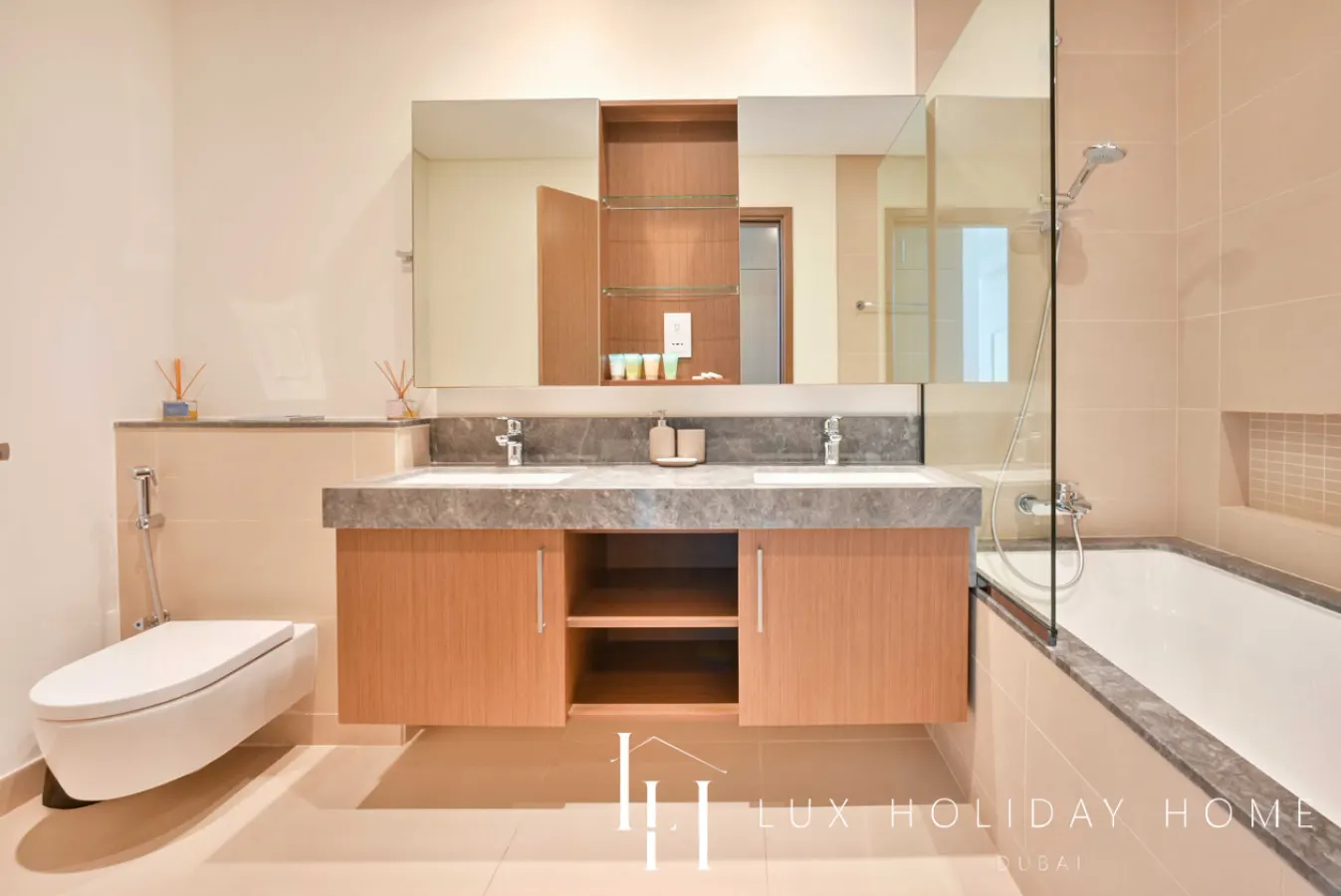 LUX 52 42 Deluxe Marina view suite 1 18
