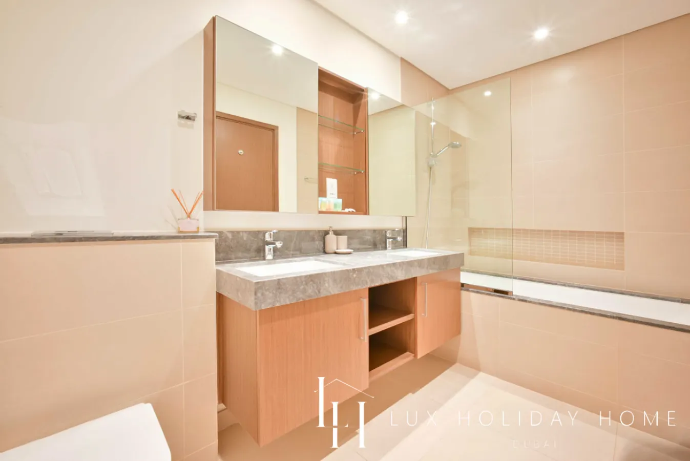 LUX 52 42 Deluxe Marina view suite 1 19