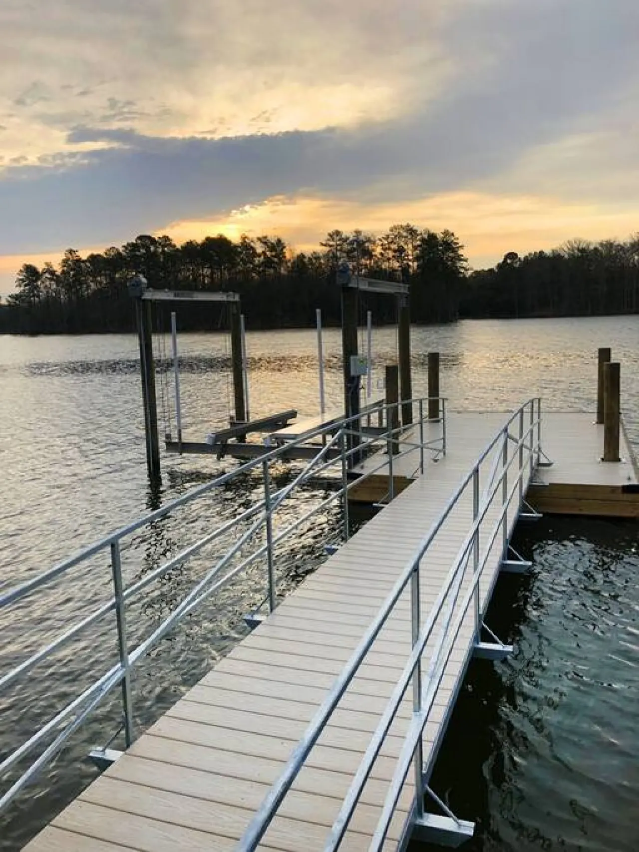 Peaceful Lakefront Getaway/Boujee Shack w/Dock + Kayaks — photo 3