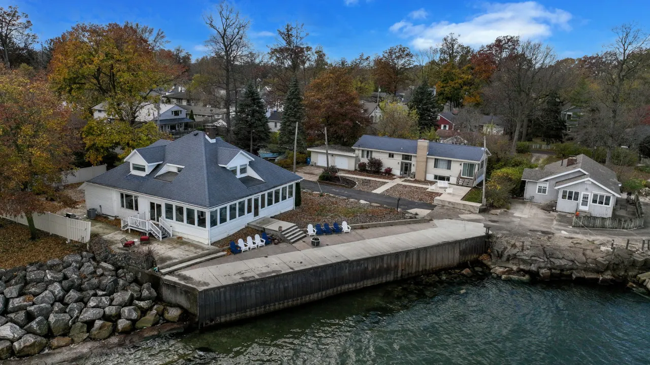 Waterfront Lake House w/stunning views of Lake Erie! 9