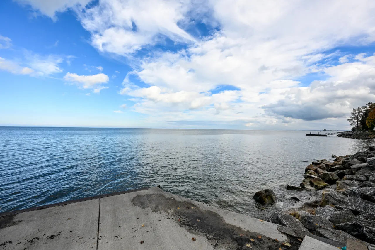 Waterfront Lake House w/stunning views of Lake Erie! 11